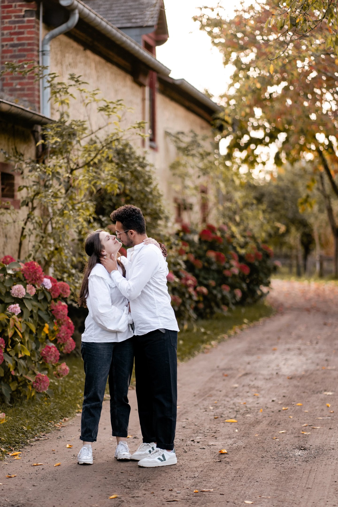 un couple qui se regarde dans la campagne lors d'une séance photo couple à Guignen, à Rennes