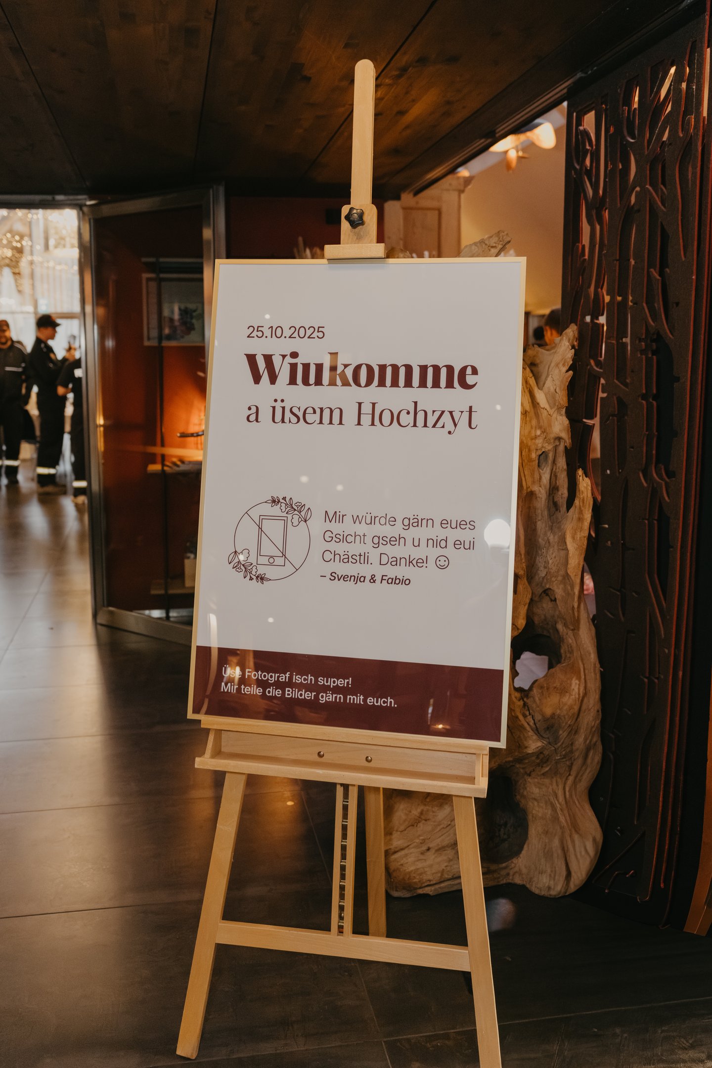 Willkommensschild auf Staffelei mit Begrüssung und Handy-Hinweis.