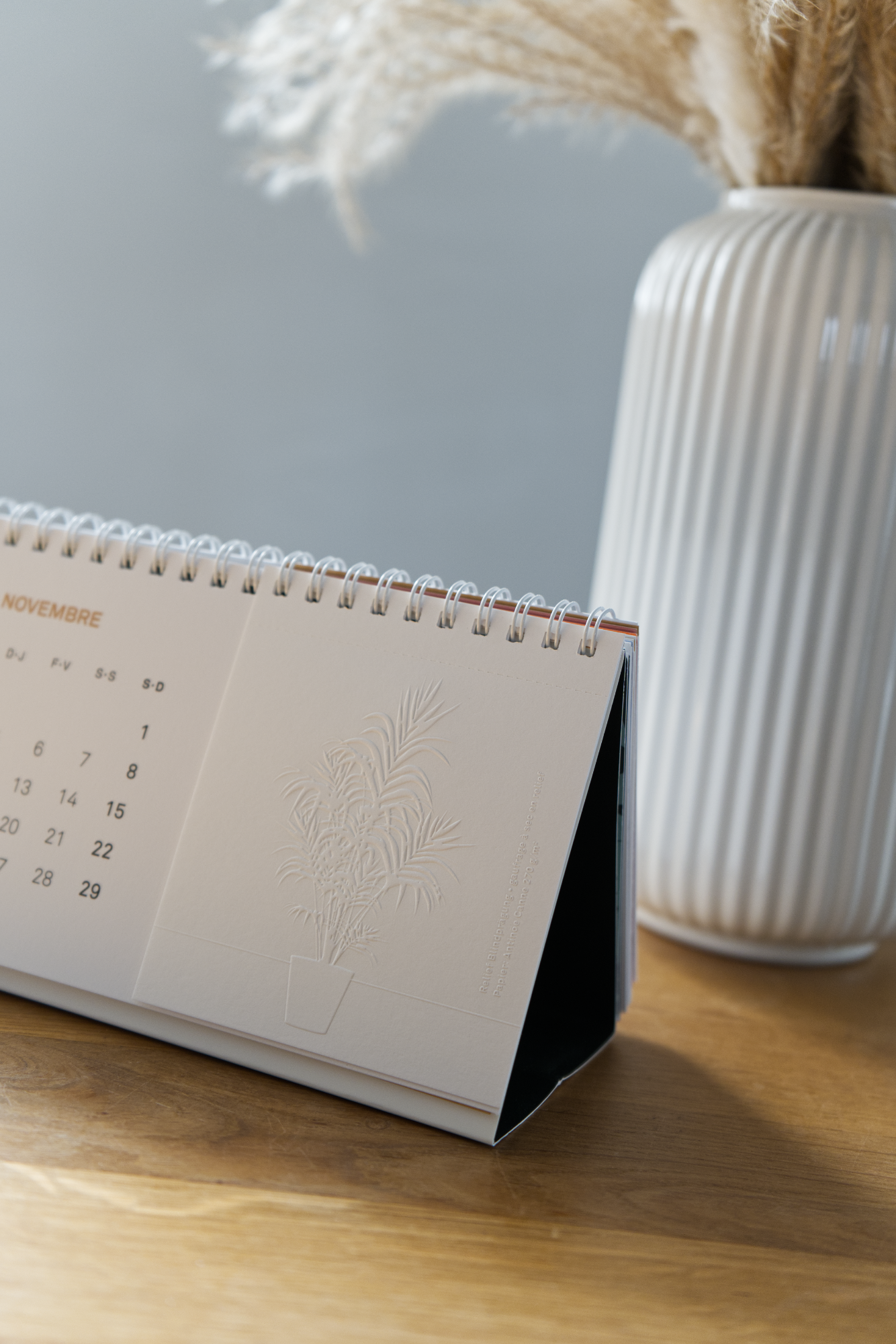 Tischkalender mit einer Kentia-Palme, die als Relief Blindprägung veredelt wurde.