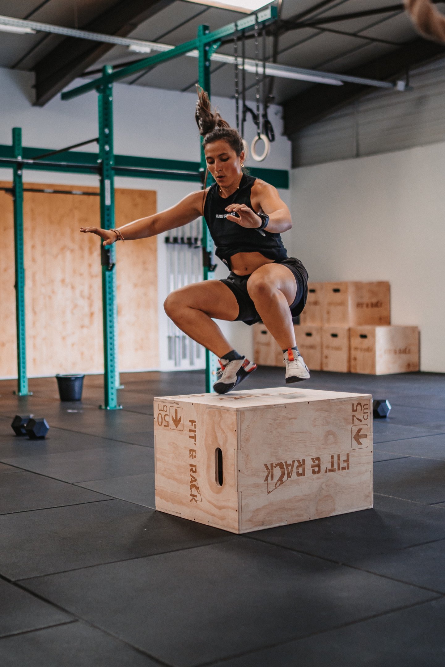 Jeune femme faisant du fitness dans une salle de sport à Pau