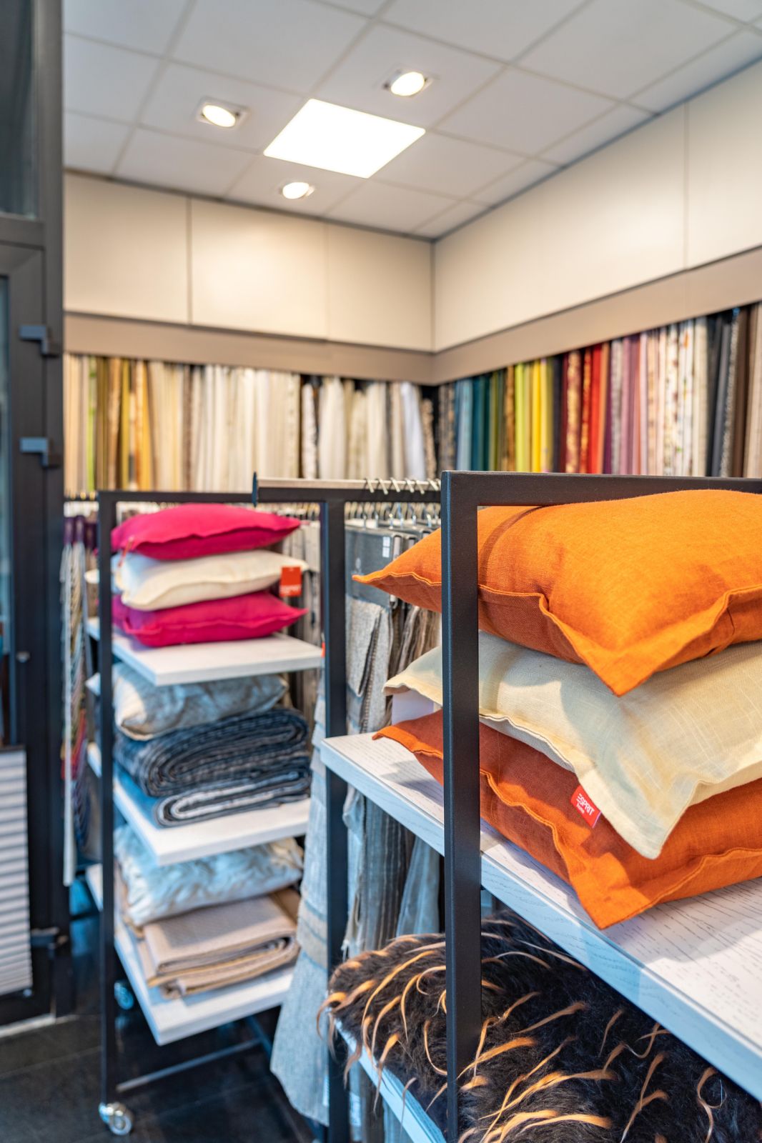 Dekoratyvinės pagalvėlės užuolaidų salone