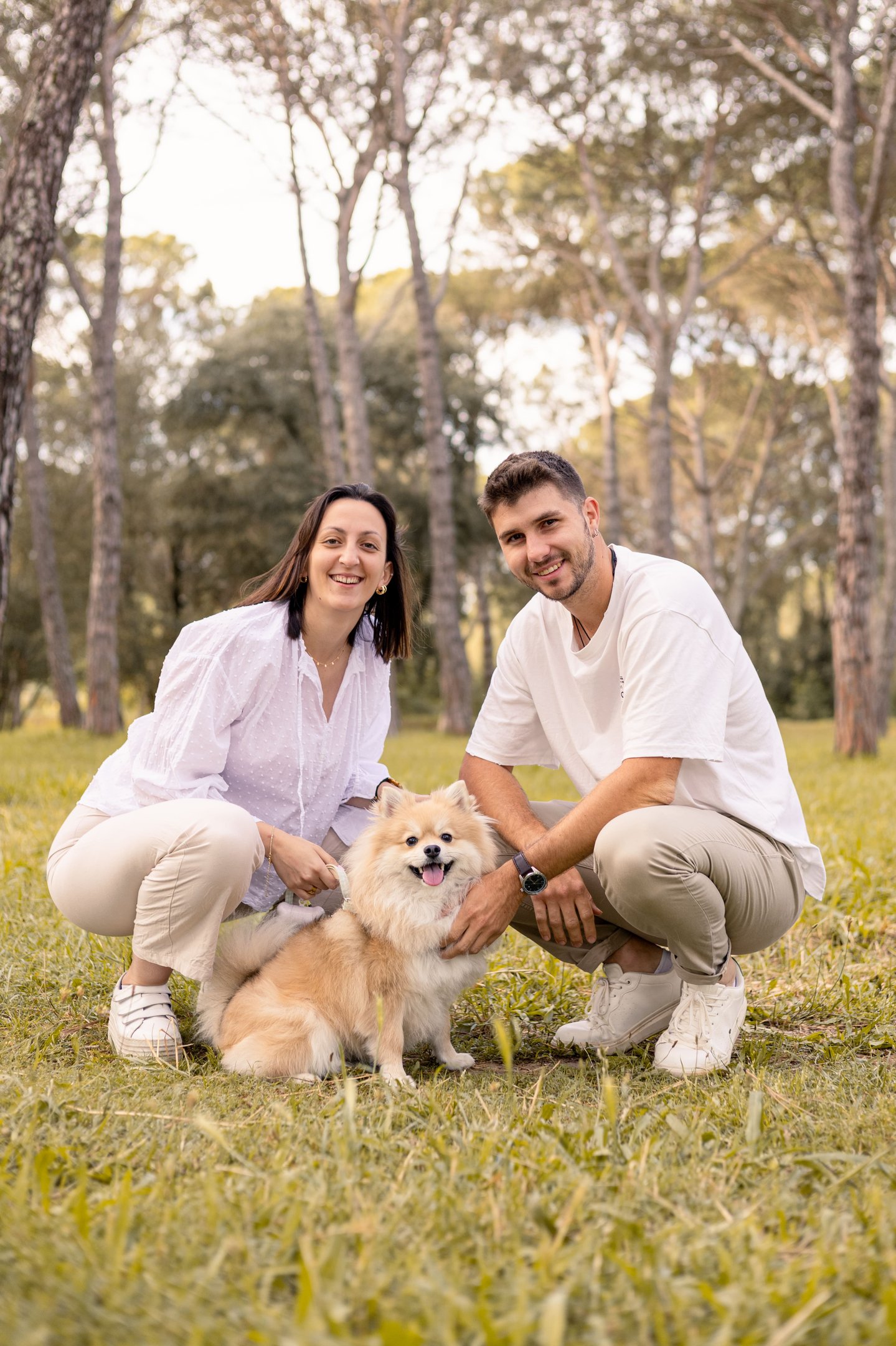 Sessió de fotos de mascotes a Girona amb un gos i parella en un entorn natural exterior