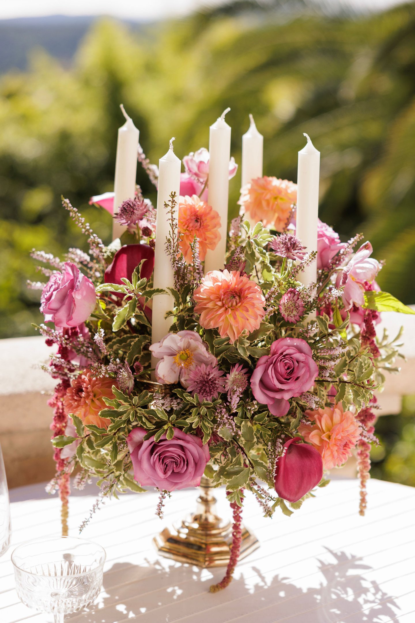 chandelier décoré avec des fleurs et feuillage