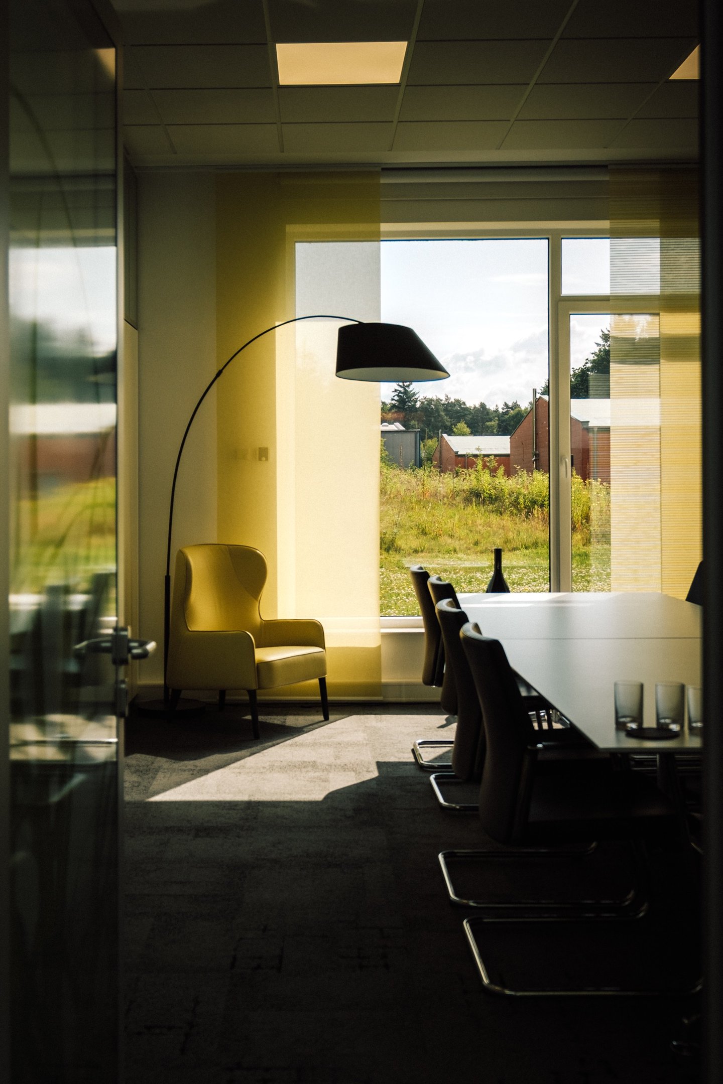 Hotel Innenraum mit Stuhl und Fensterlicht fotografiert für Business Fotografie in Münster