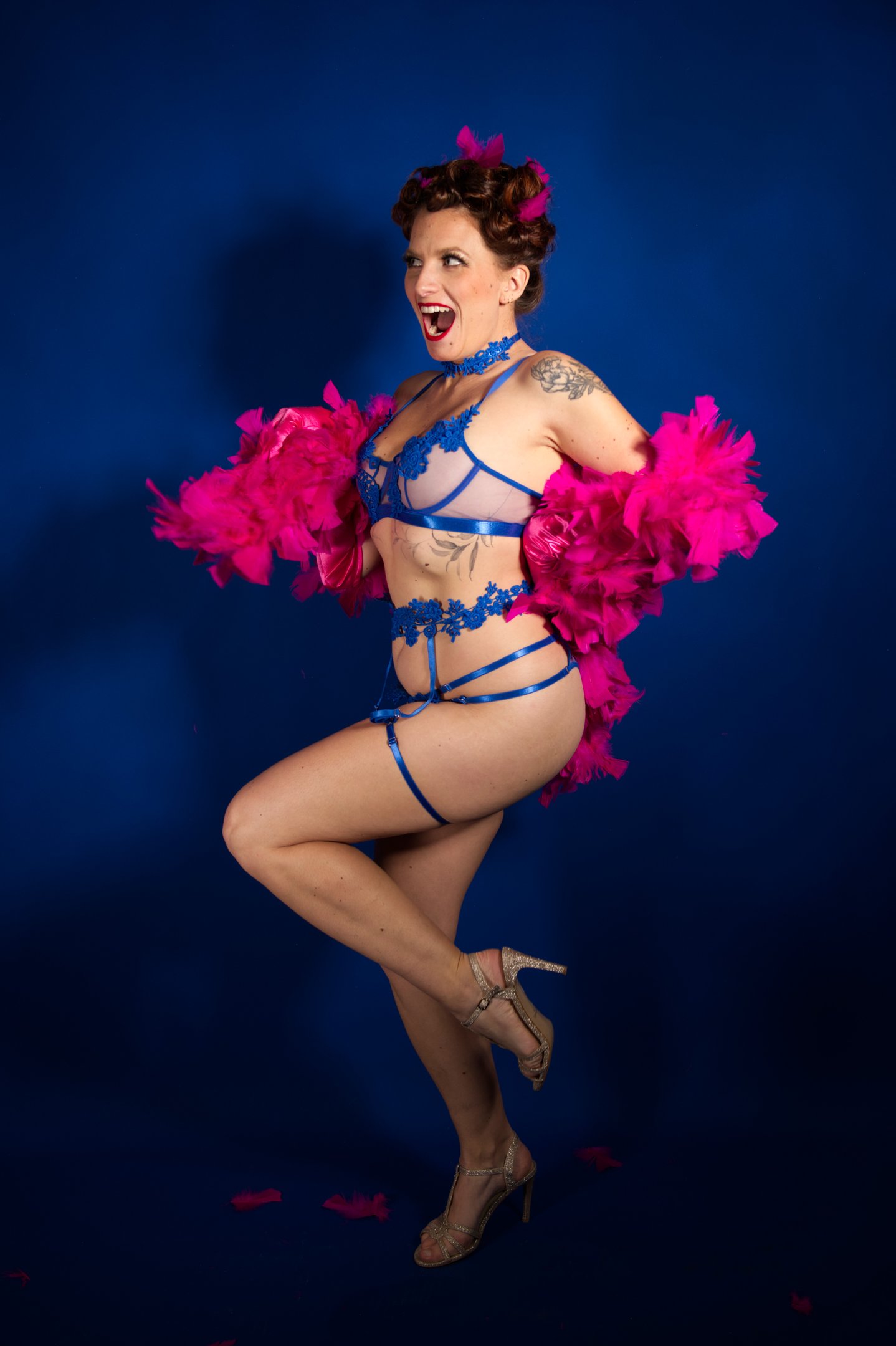 Pin up qui rigole. French cancan plumes roses et lingerie.
