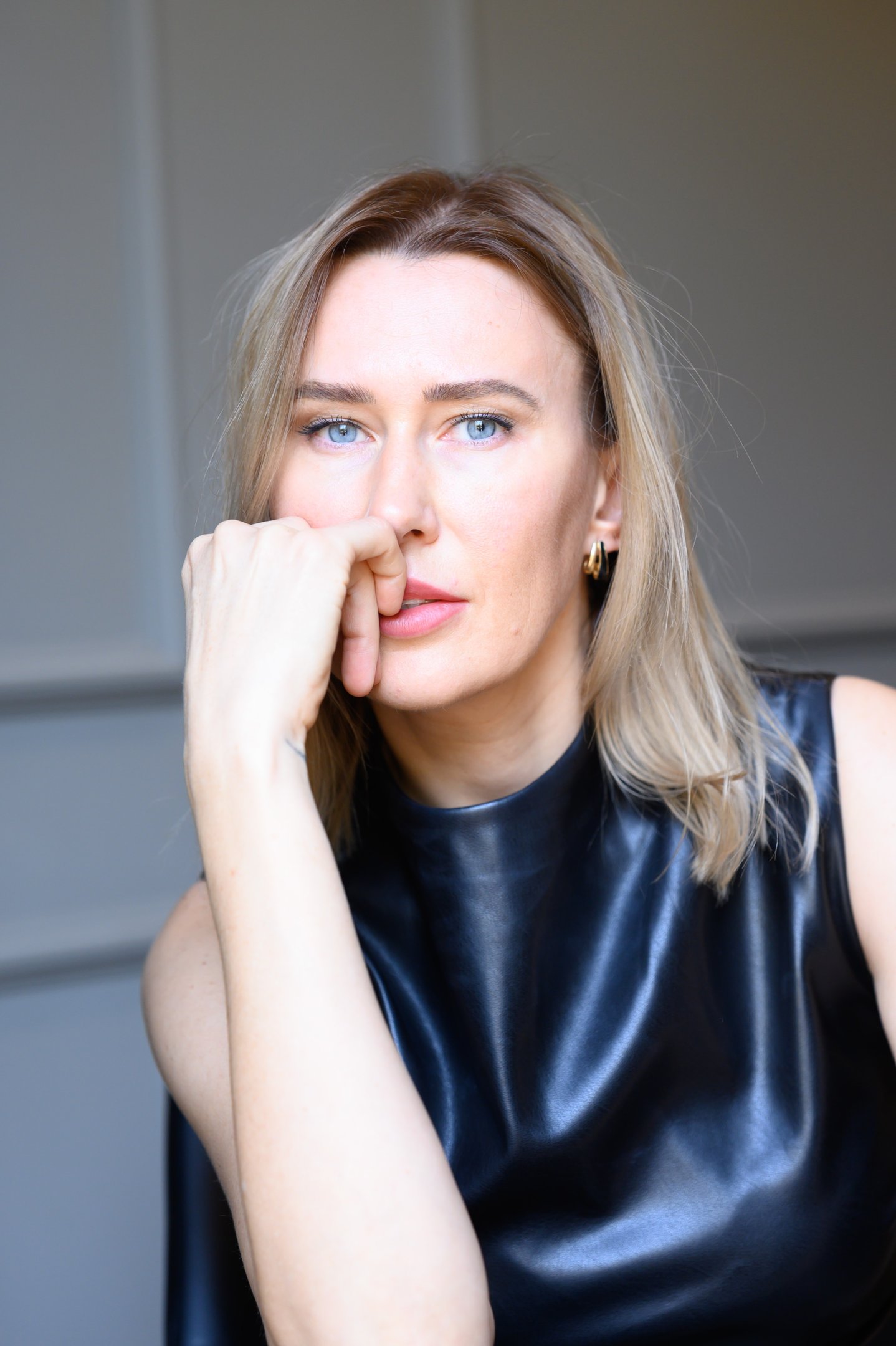 Microblading master Darina Sendrau posing in front of the camera