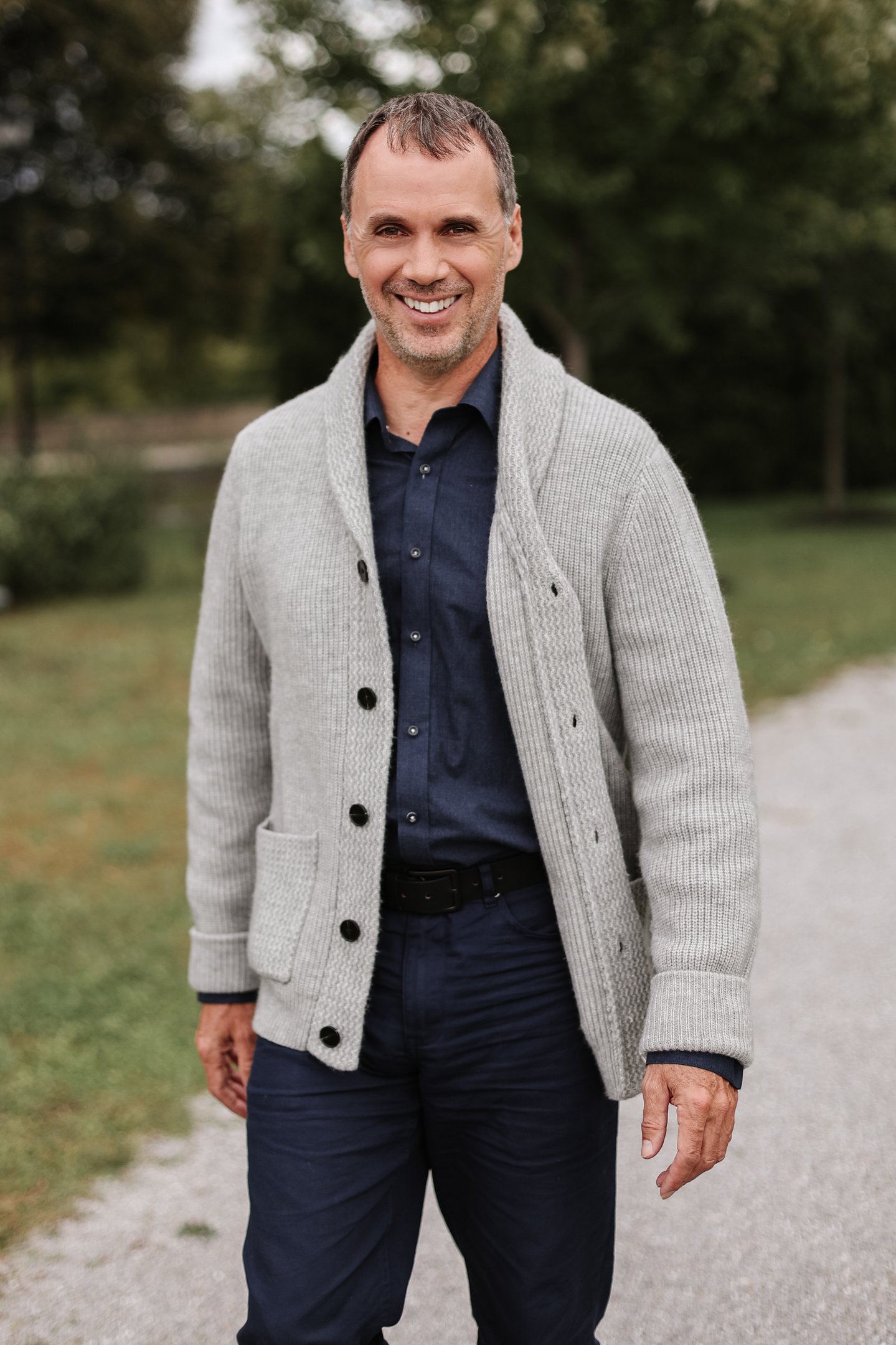 Martin Doucet souriant, debout à l’extérieur en tenue professionnelle décontractée. - Célébra.ca