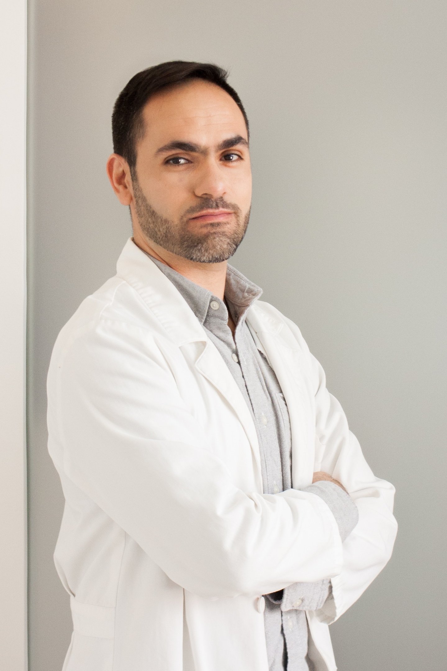 Especialista en periodoncia en consultorio odontológico durante sesión profesional