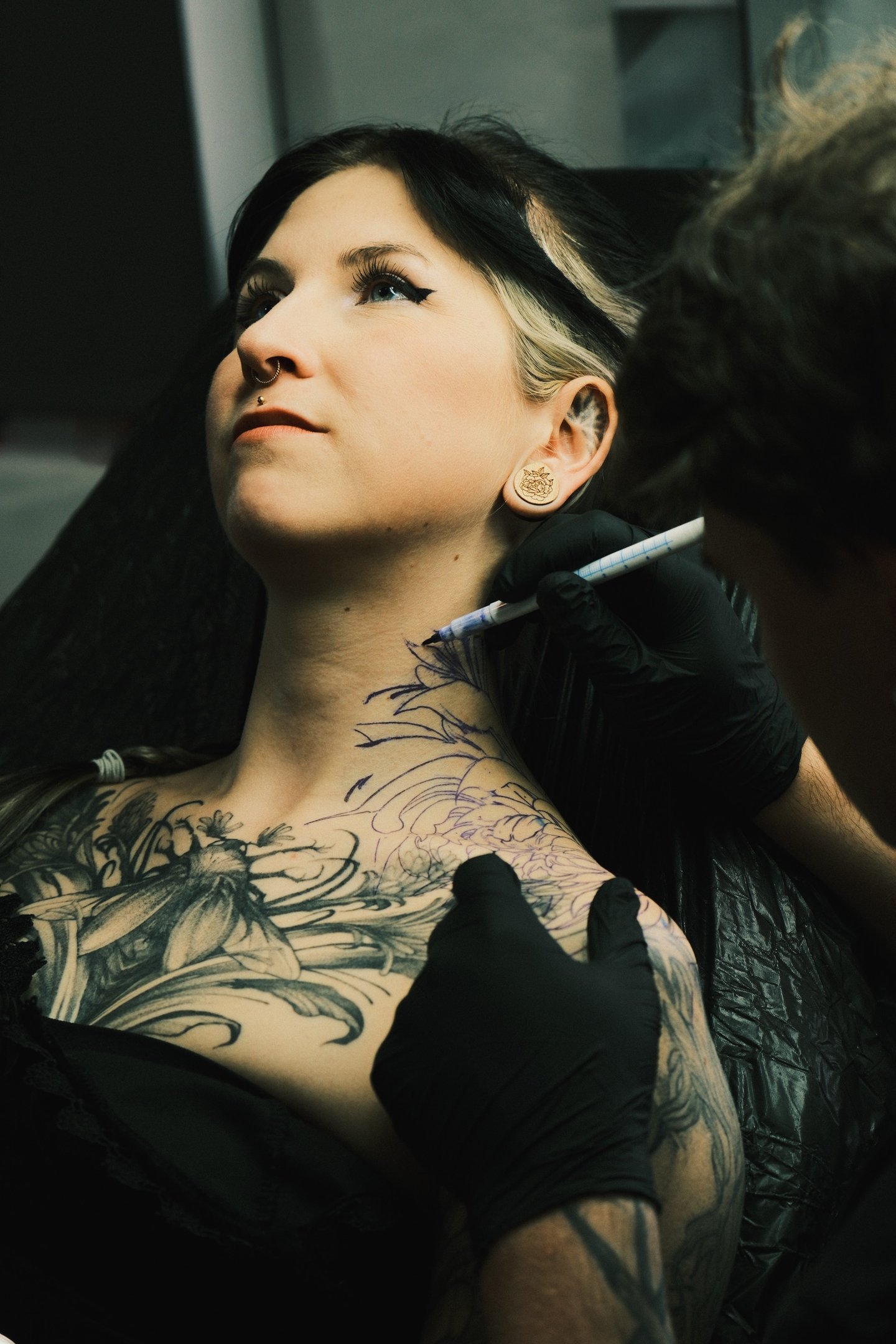 Detailaufnahme Hals Tattoo im Prozess fotografiert im Studio Stichpunkt Ibbenbüren