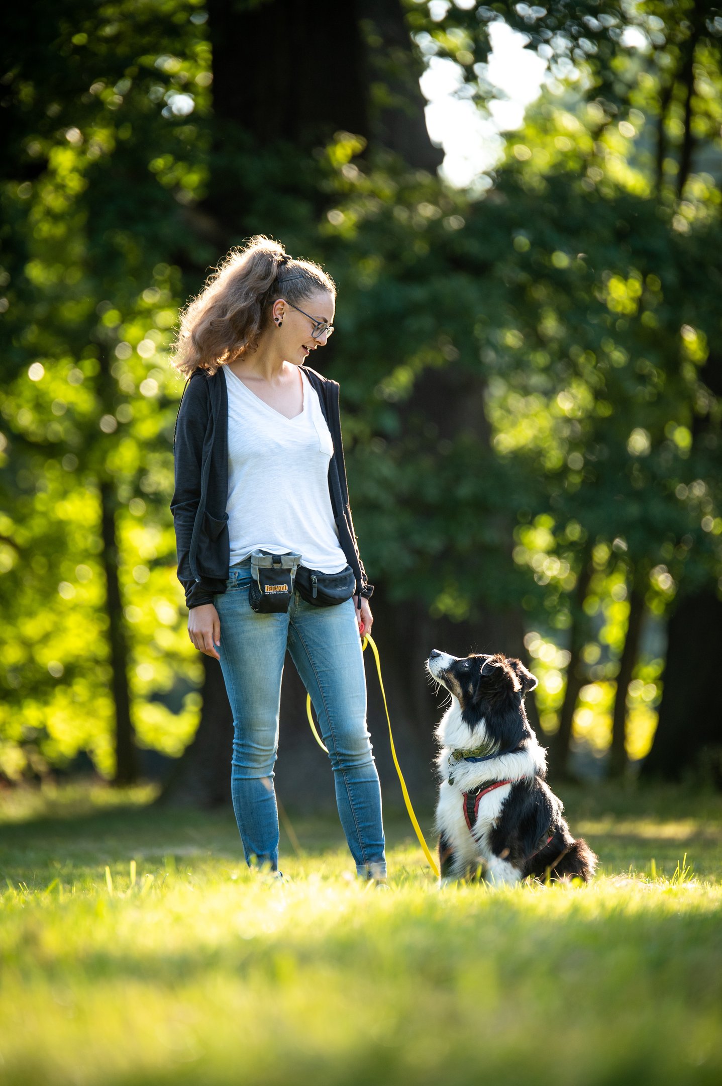Antonia und Hund blicken sich an – achtsamer Spaziergang für Verbindung und Präsenz
