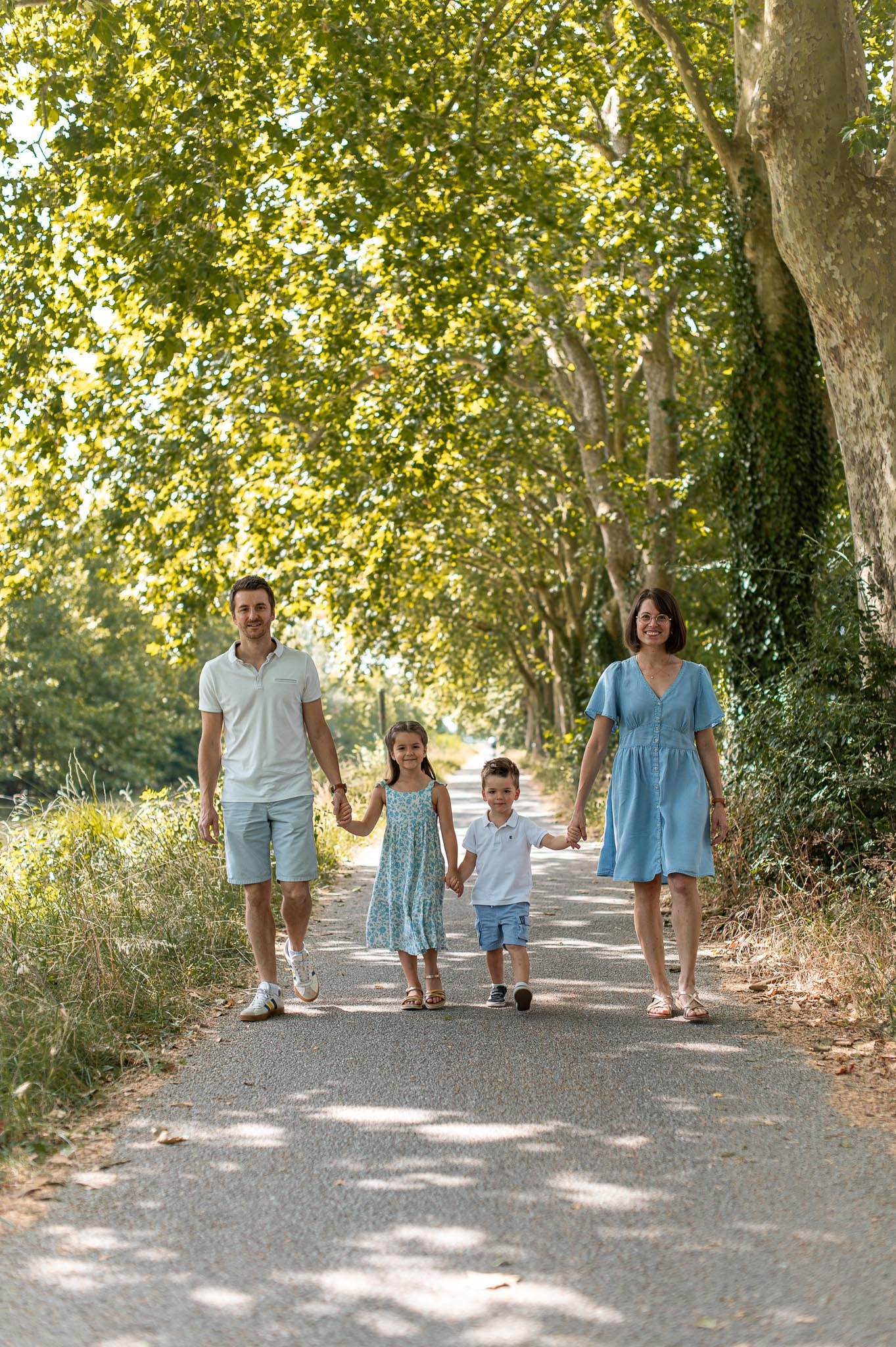séance photo famille avec papa, maman et 2 enfants au bord du canal du midi à Toulouse