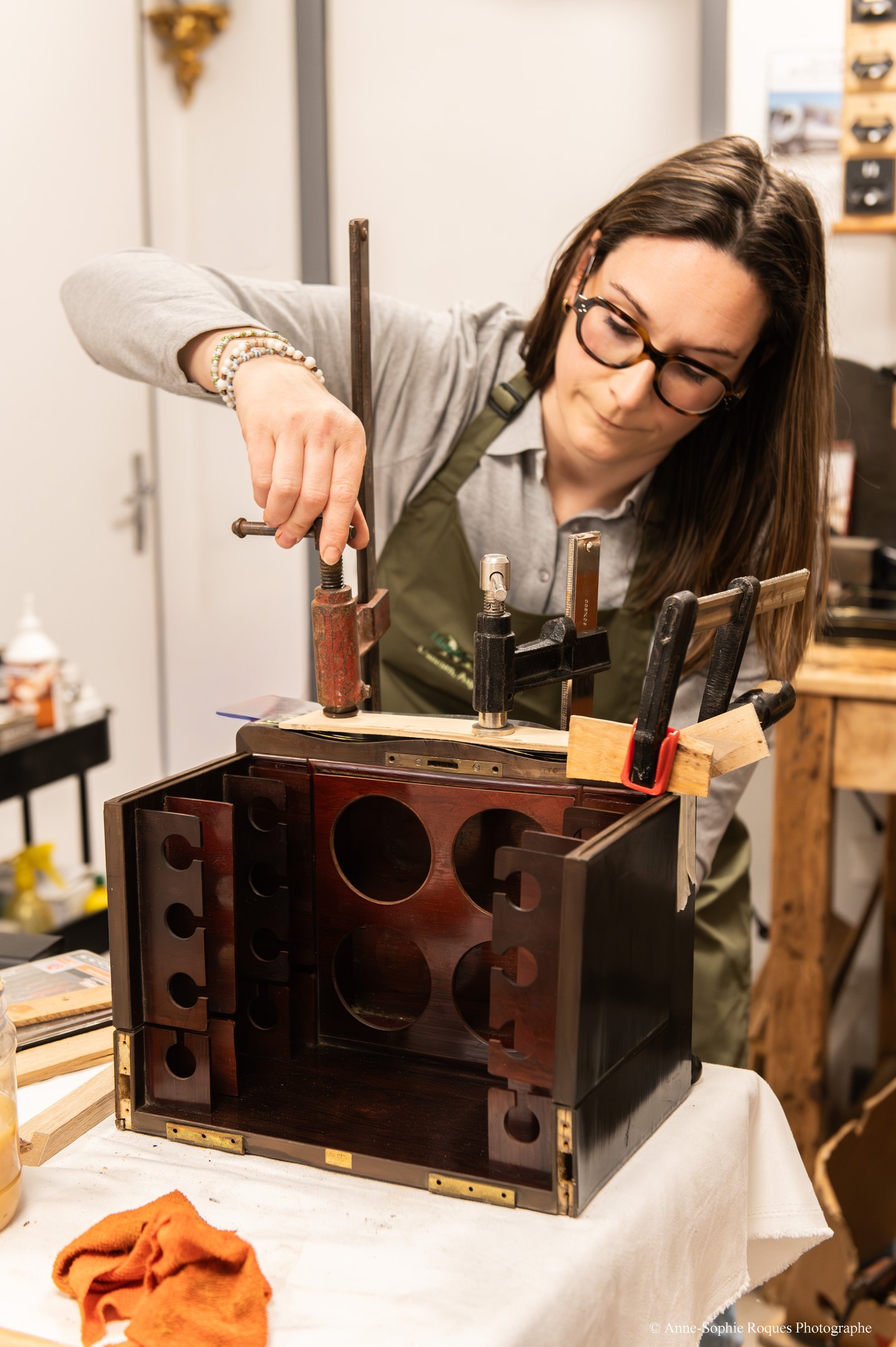 Reportage d'artisanat photo d'une restauratrice de meubles à Lavaur