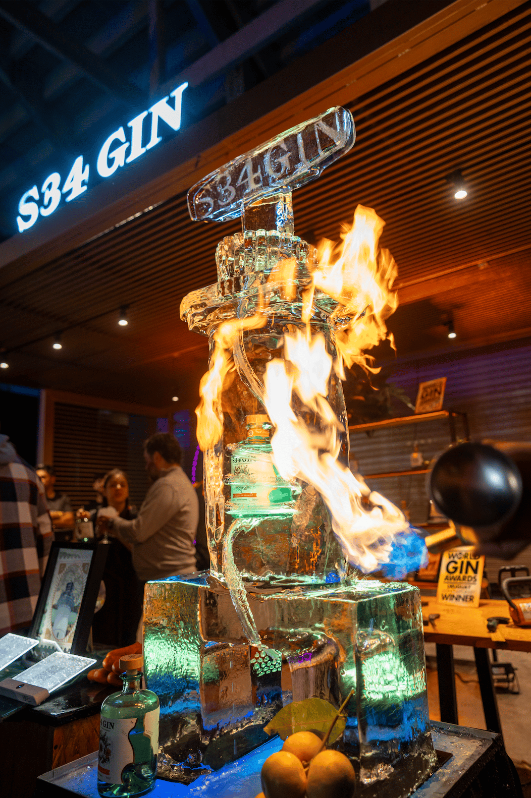 escultura de hielo con fuego para gin S34 en el campo argentino de polo activacion efimera de hielo