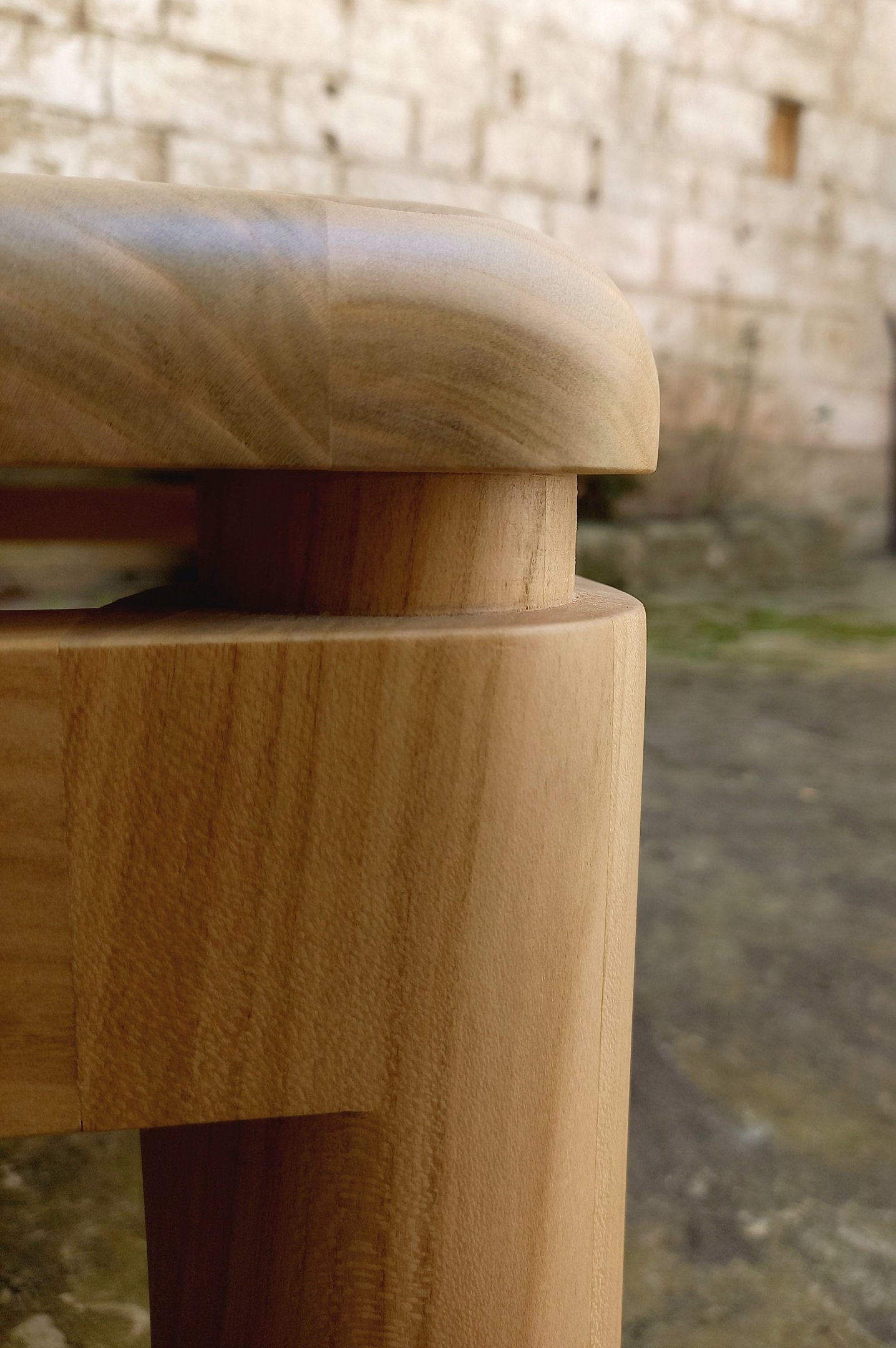détail du coin de la table mettant en valeur ses arêtes arrondies