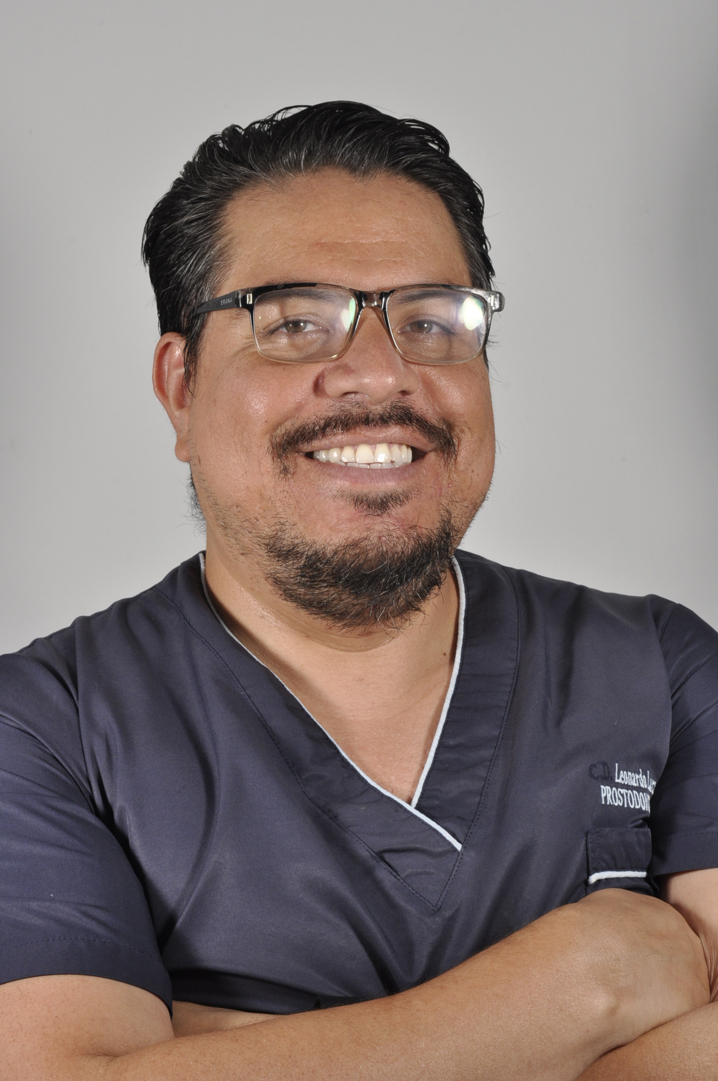 Dr_Leo_Especialista_en_diseño_de_sonrisa_rehabilitacion_oral_implantes_coronas