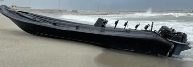 Semirrigida o narcolancha en la playa