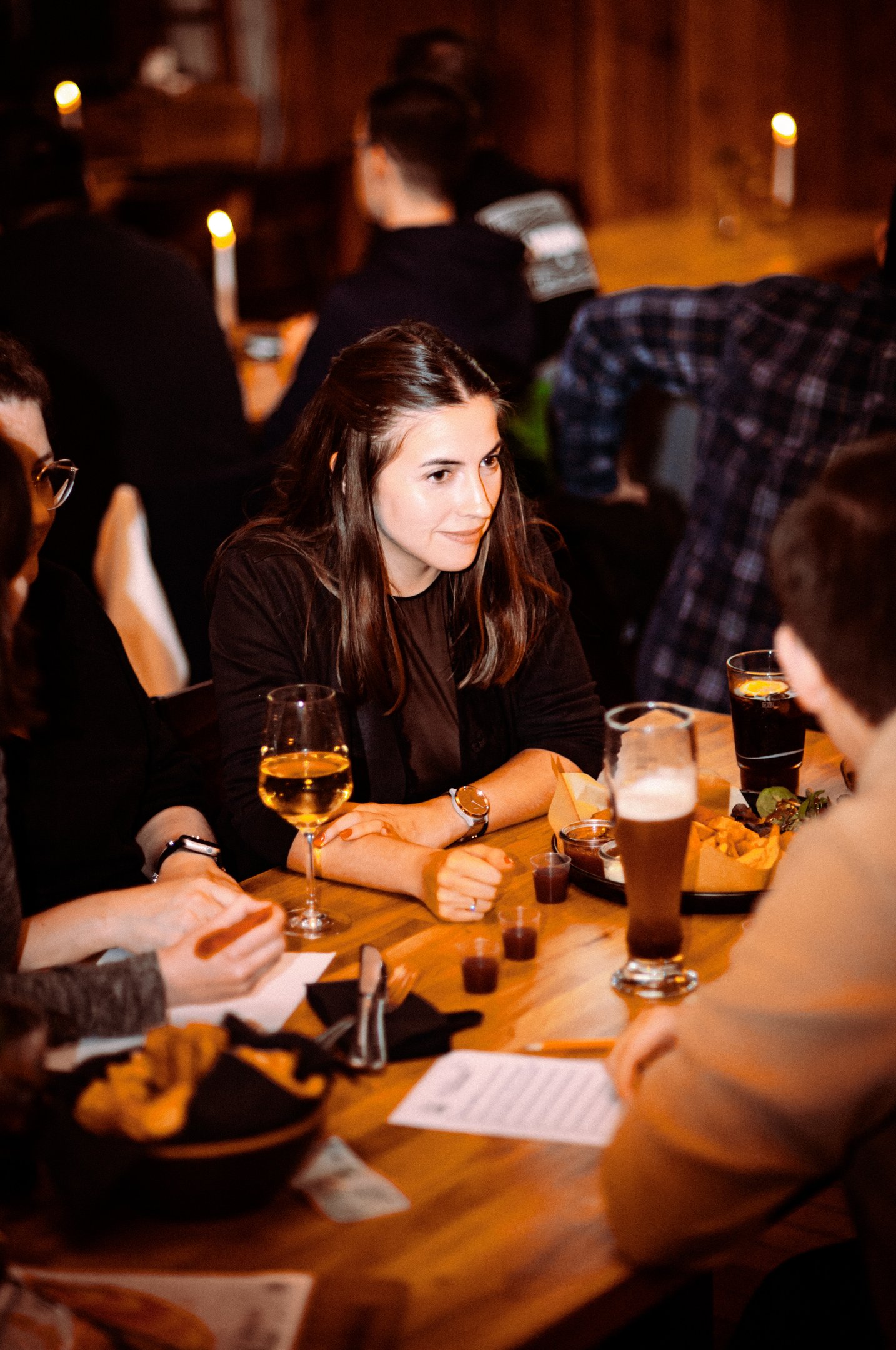 Frau beim Pub-Quiz in Friedrichshain (Berlin)
