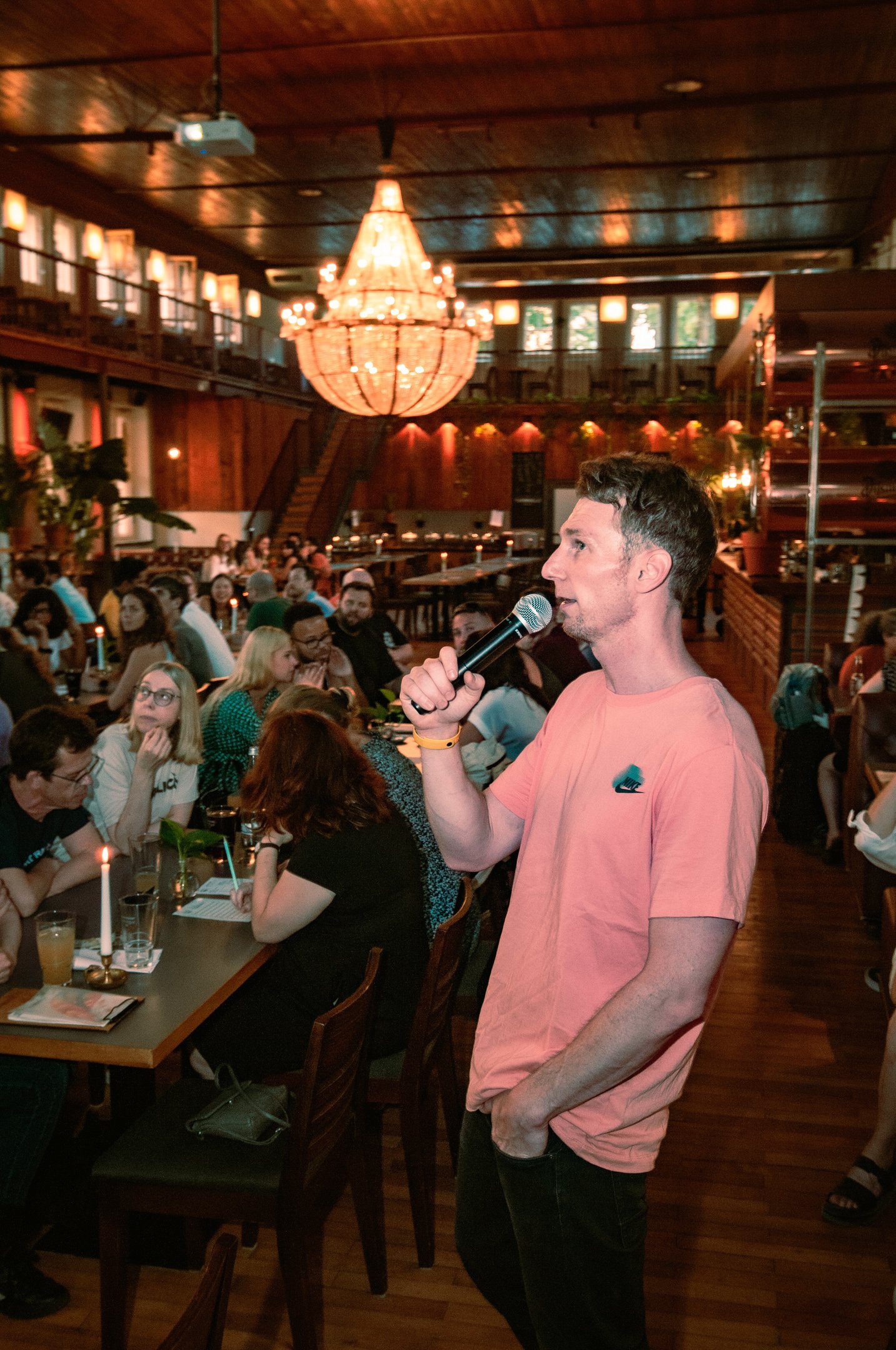 Quiz-Host Steve bei der 'Arbeit' - Moderation beim Kneipenquiz in Berlin