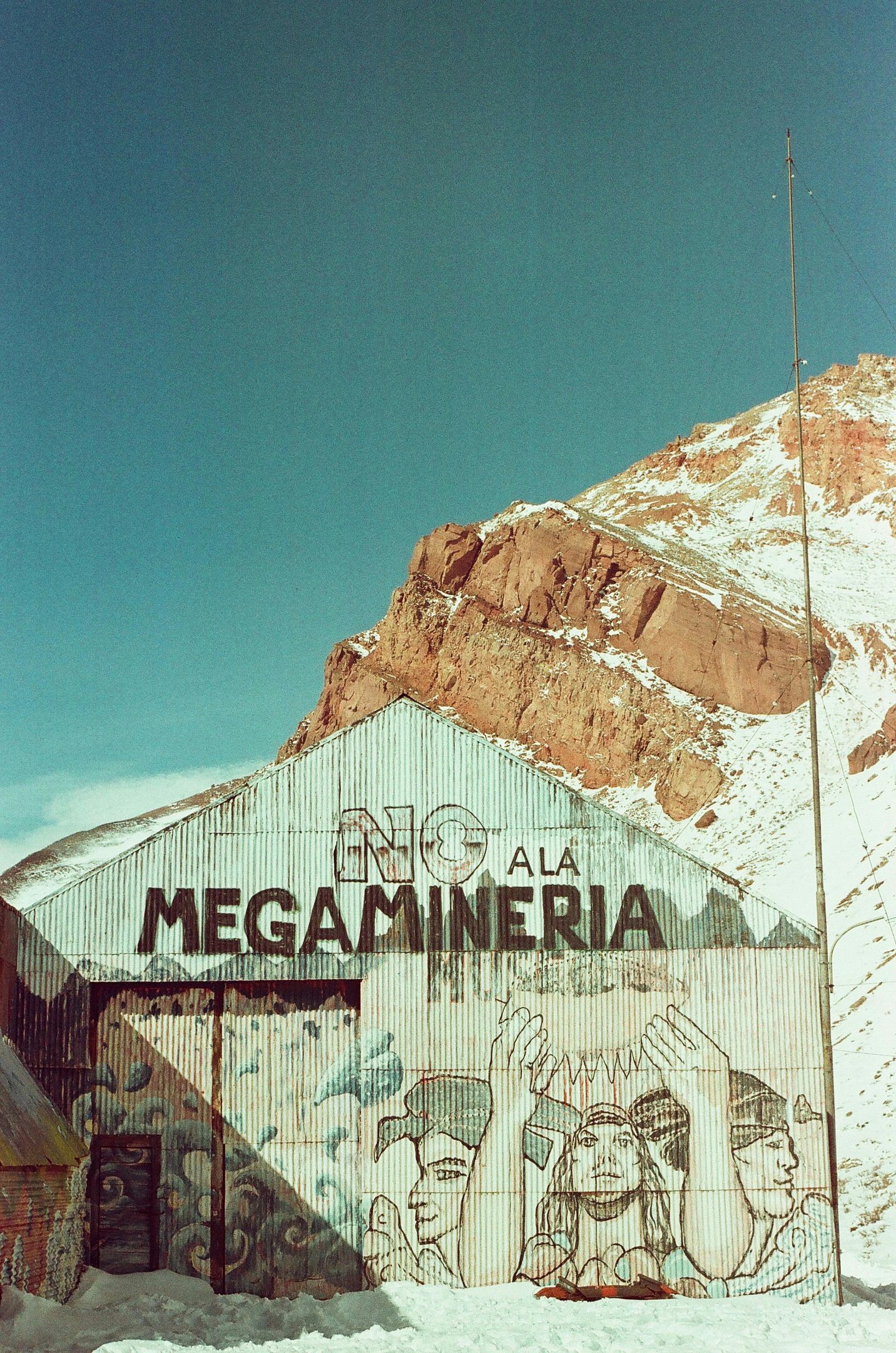 Mural in Mendoza, Argentina showing social resistance in Latin America against large-scale mining
