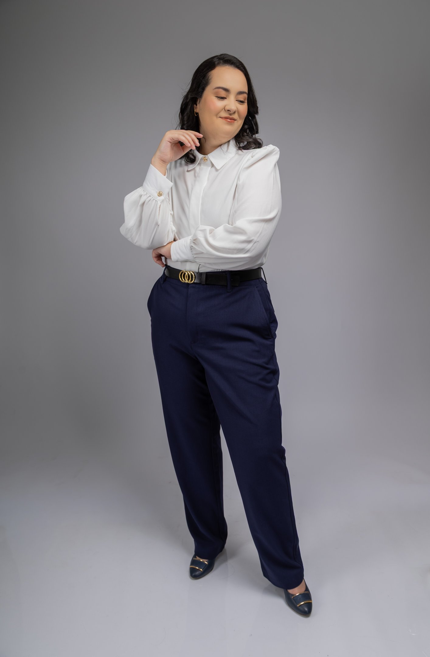 Ensaio de retrato corporativo em Barueri: mulher com camisa branca em fundo cinza, foto profissional