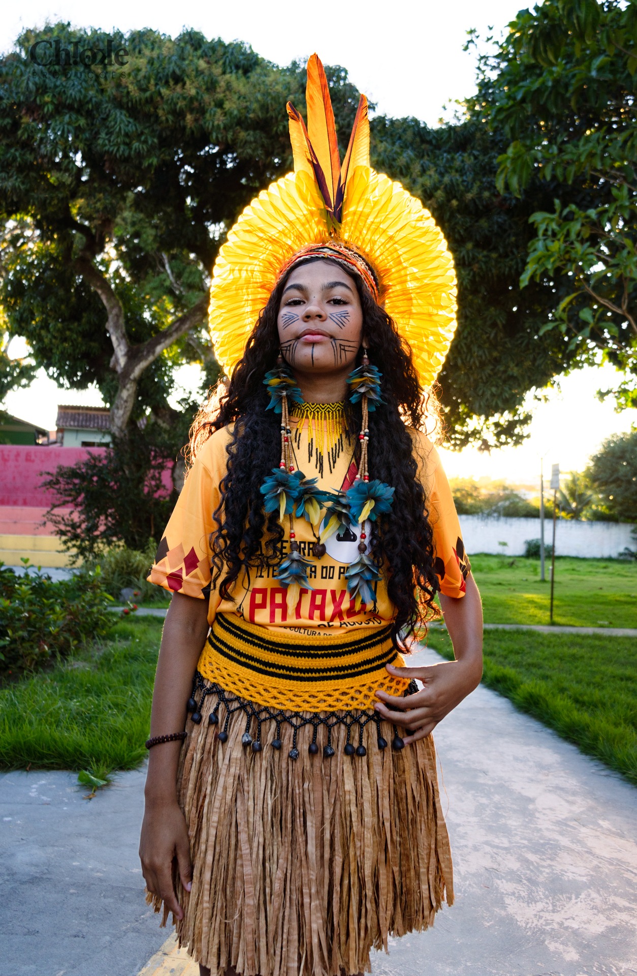 Mulher Indígena com um grande cocar