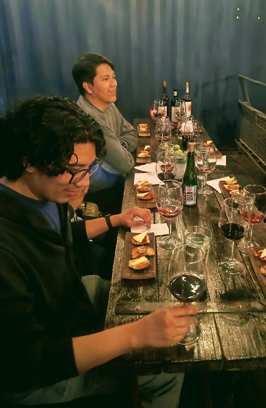 Degustacion en familia con vino y tapas de queso en Norte b cerveceria