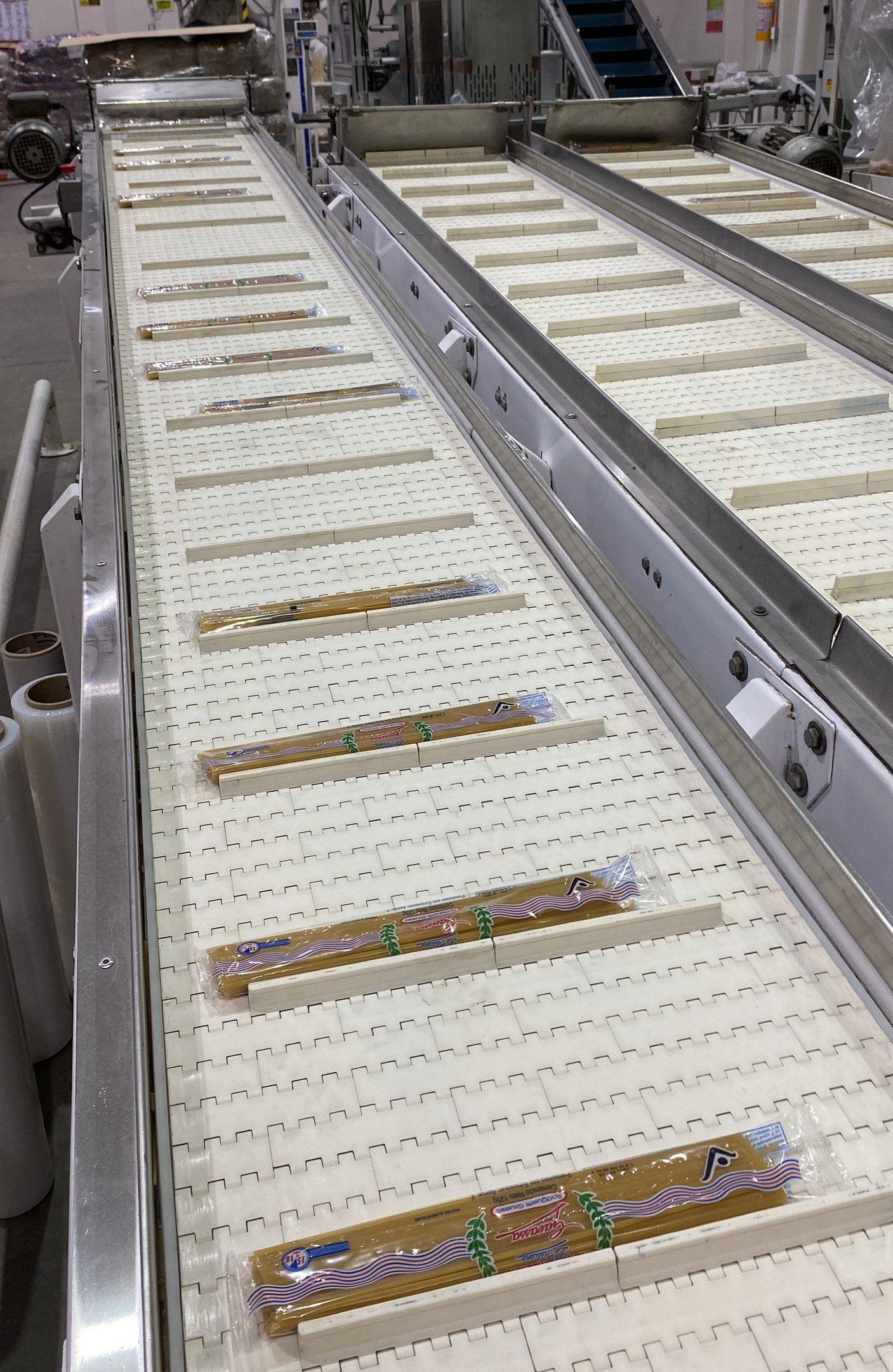 Banda transportadora de pasta empacada