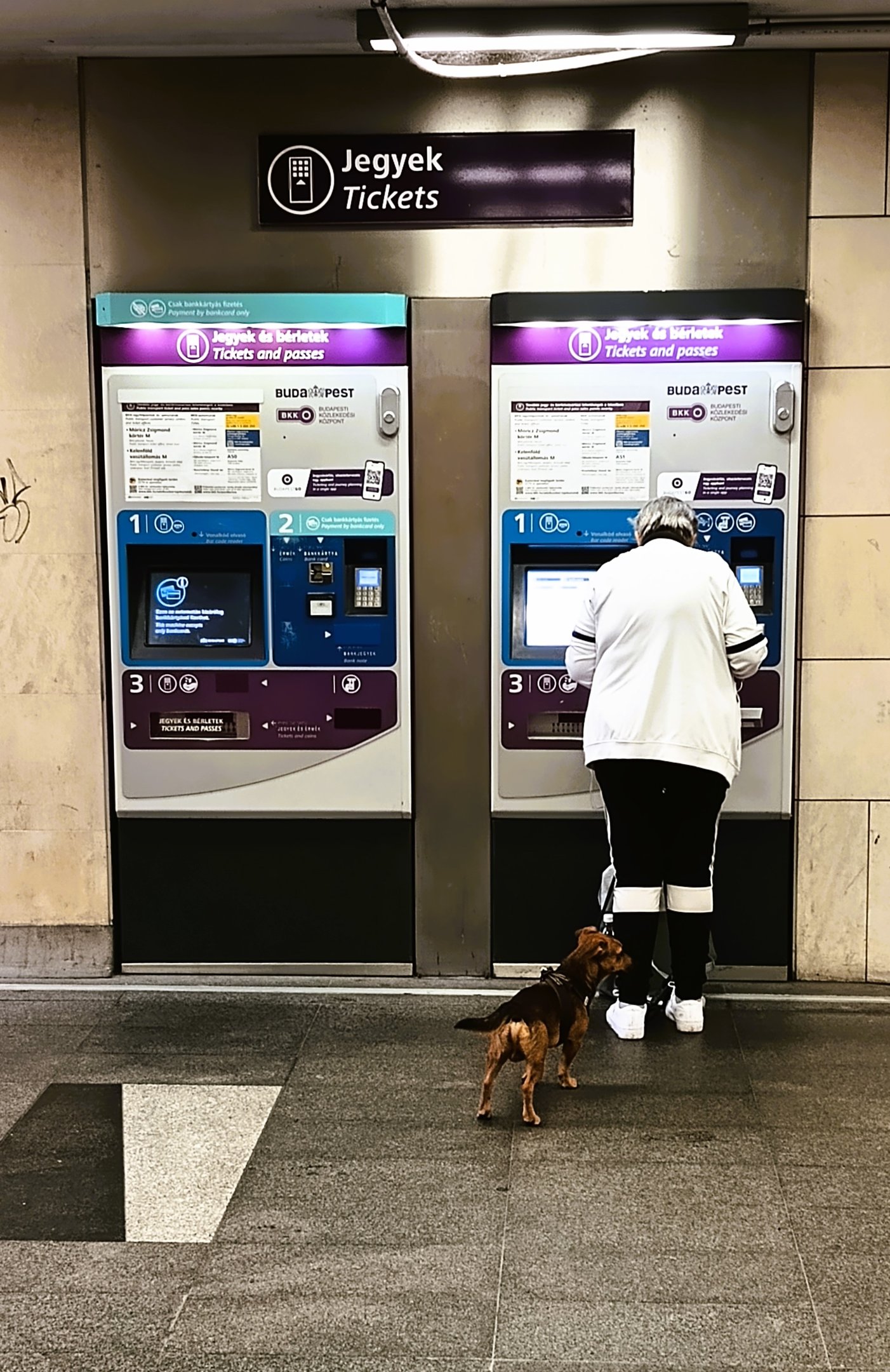 Automaty biletowe na stacji metra w Budapeszcie