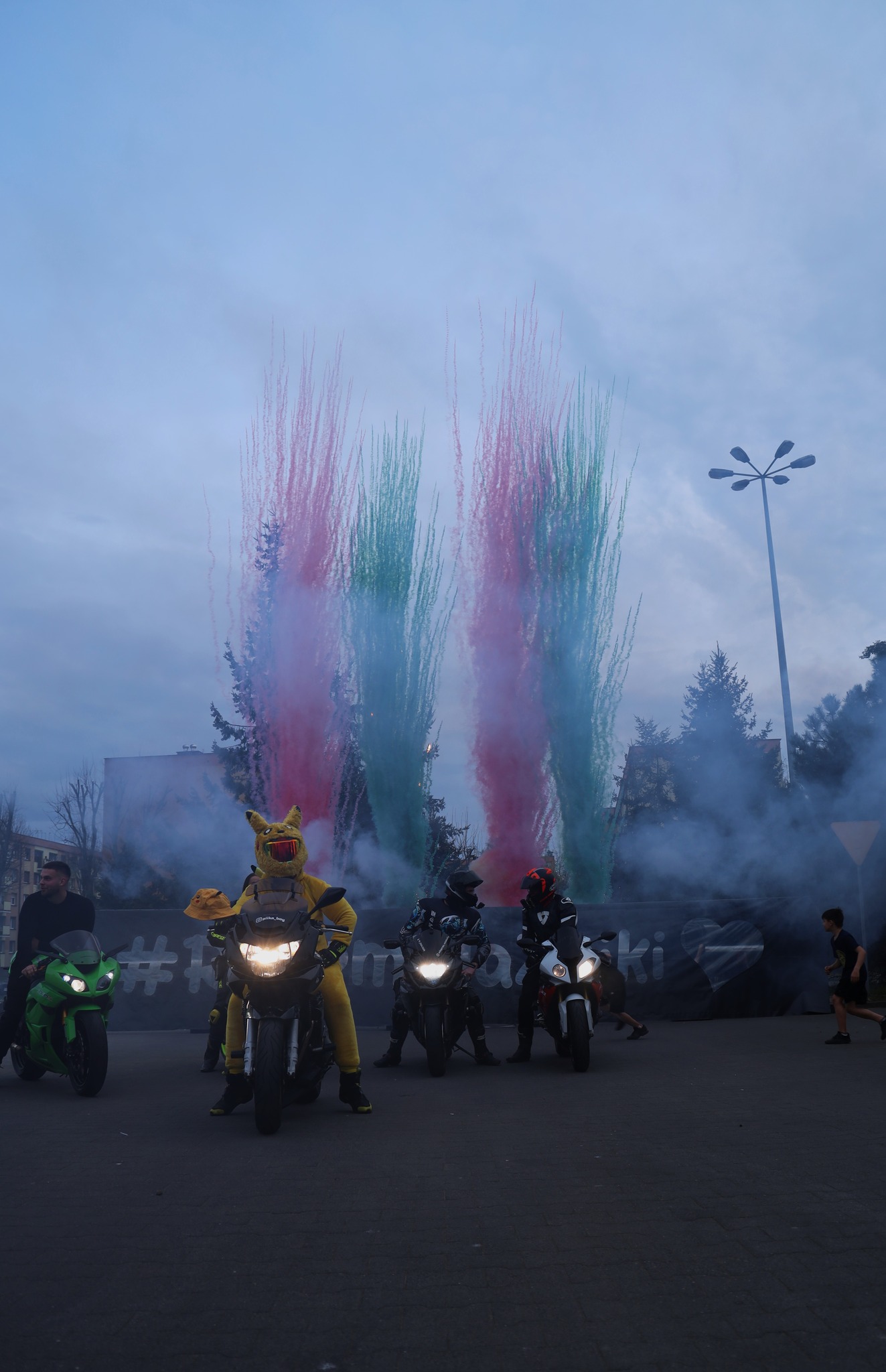 transparent pirotechnika stadionowa miny dymne