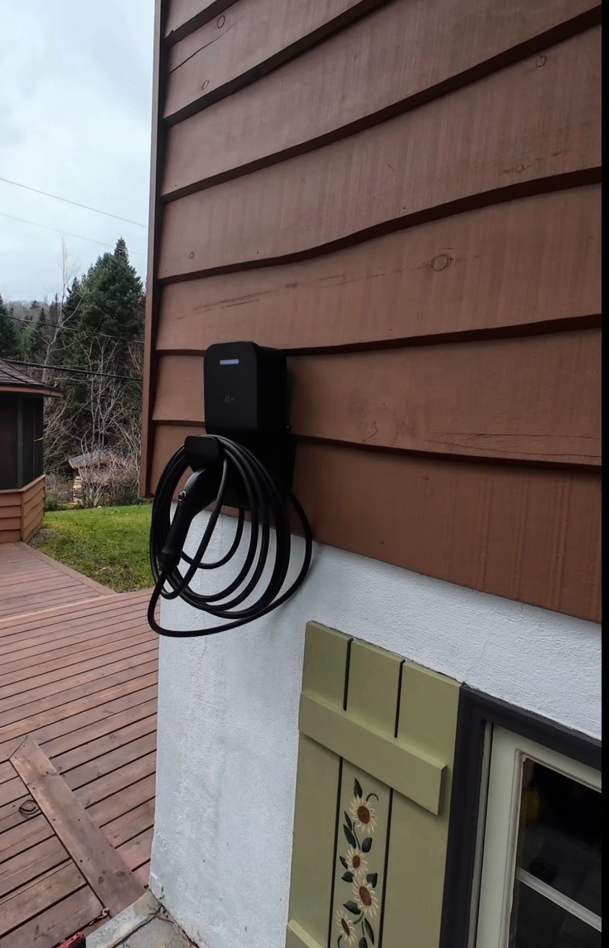 Installation d'une borne de recharge résidentielle par un électricien certifié.
