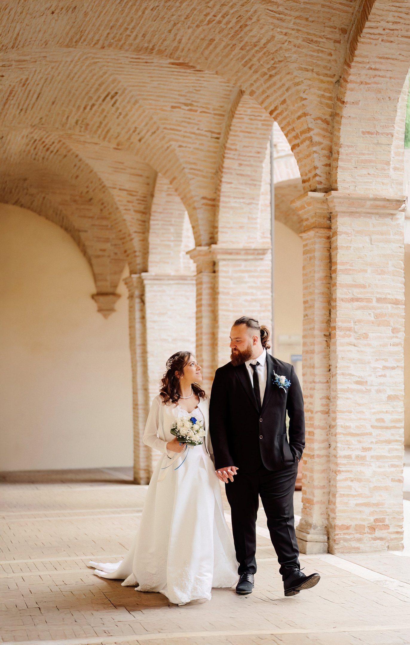 Sposi che passeggiano felici a Roma