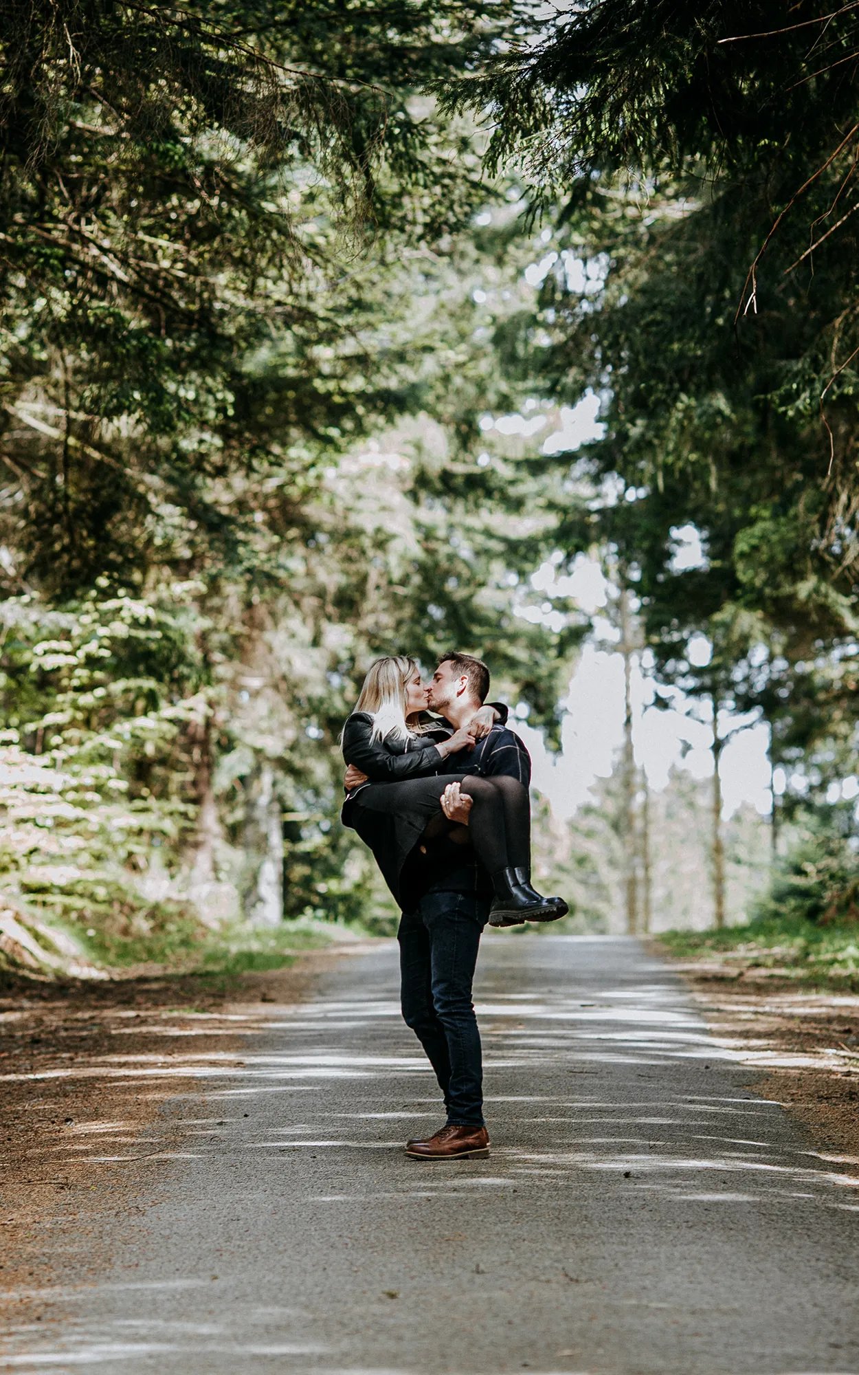 un couple s'embrasse dans la forêt vosgienne