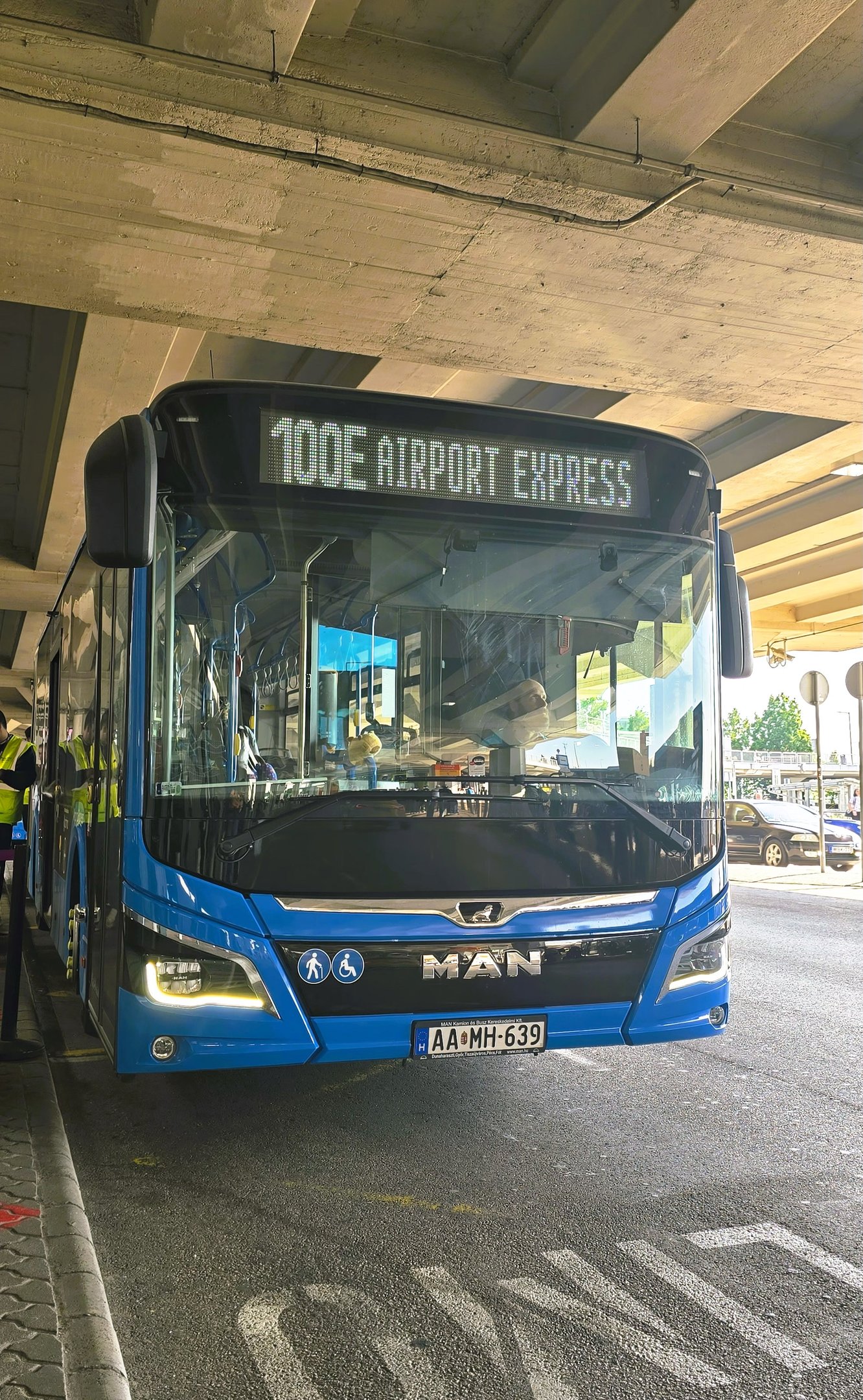 Autobus 100E na lotnisku w Budapeszcie