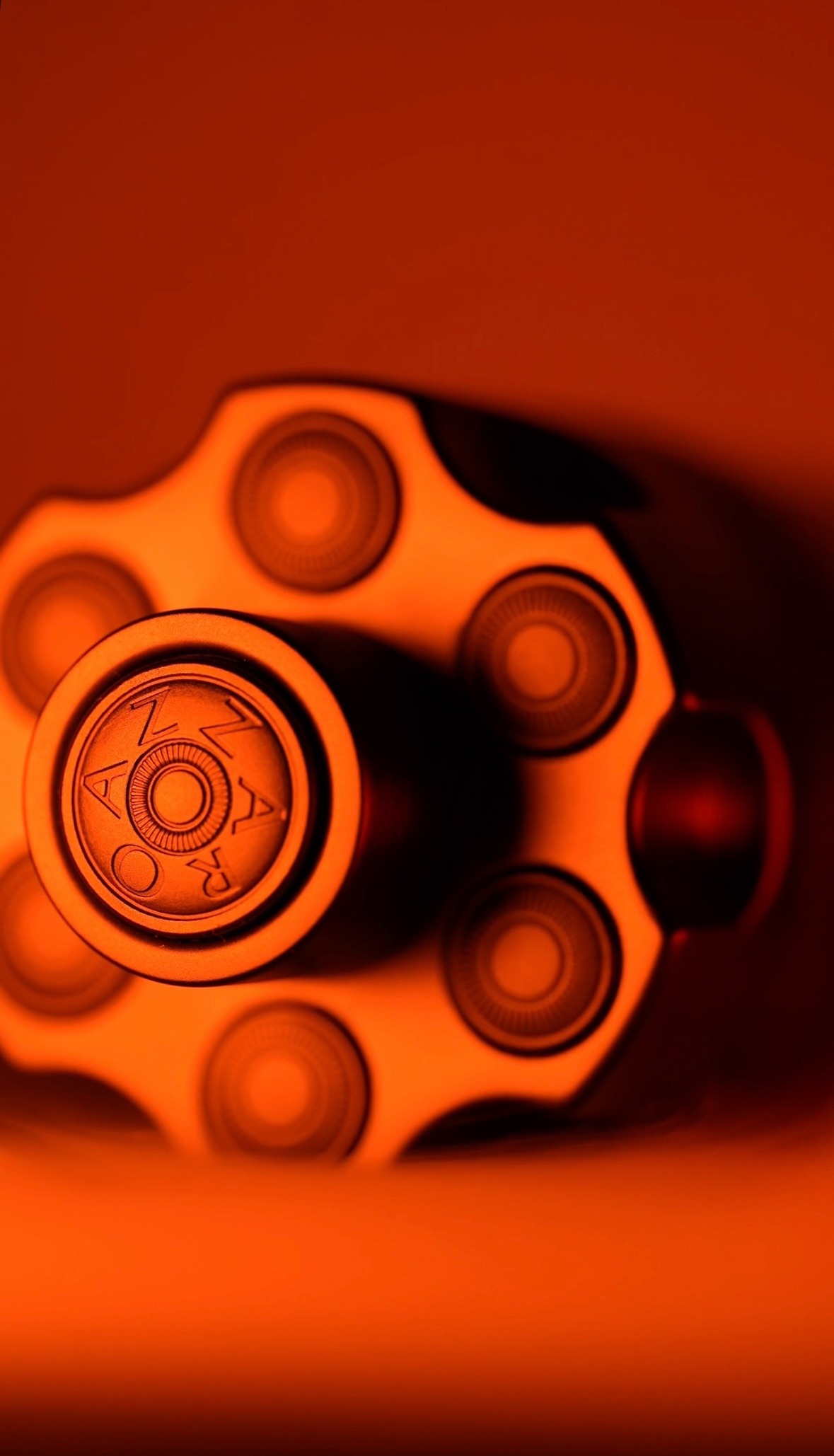 une photo du parfum azzaro en gros plan avec une ambiance lumineuse rouge