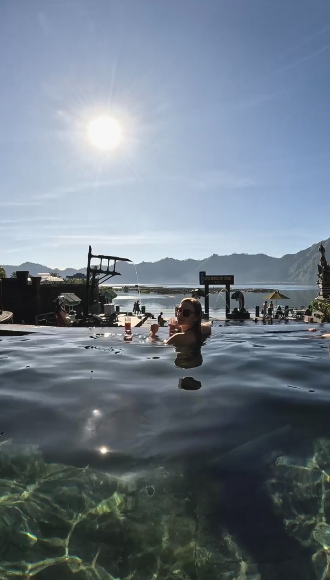 kobieta kąpie się w wodzie