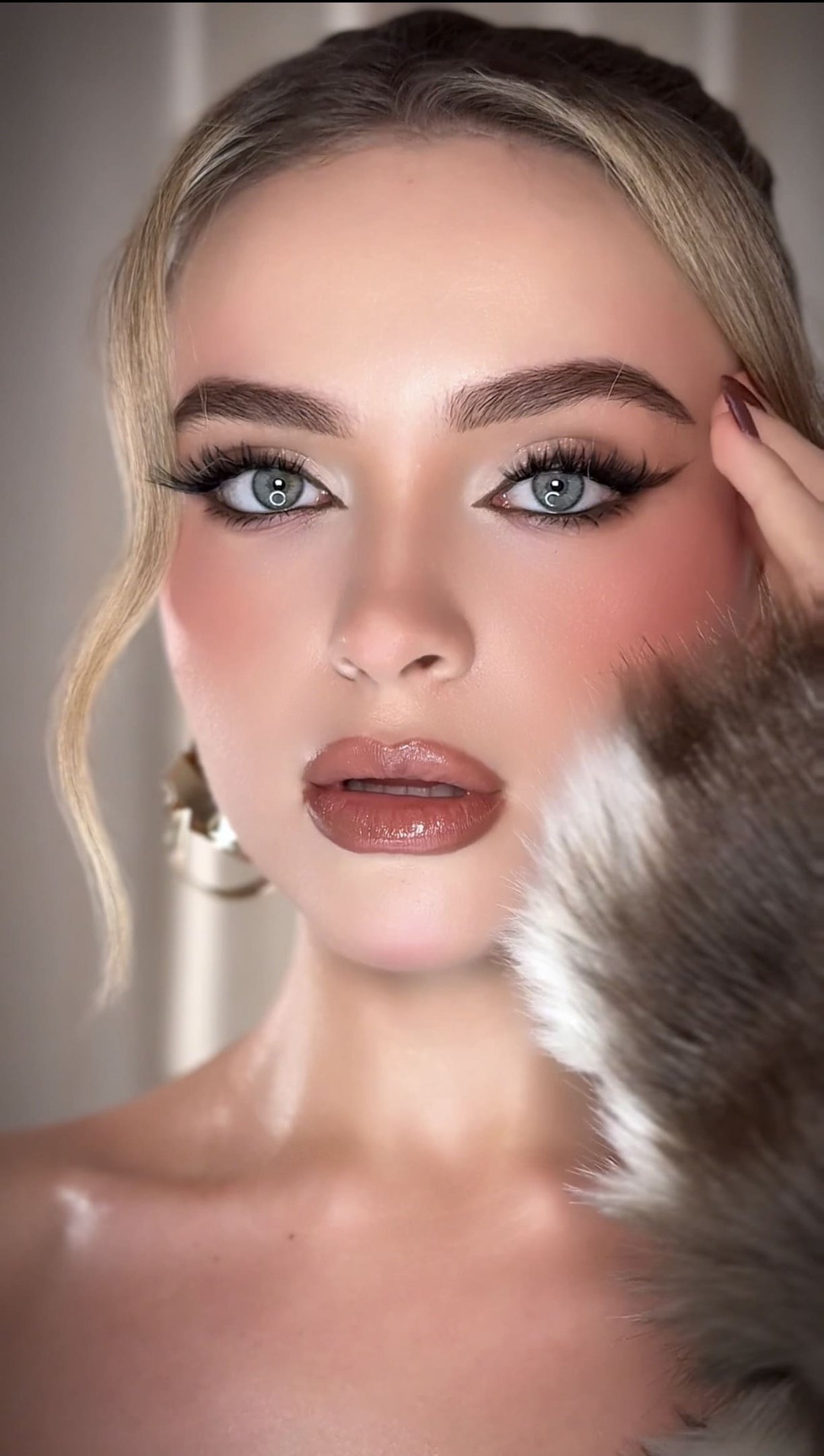 Novia con maquillaje de alta gama aplicado por Lizeth Quevedo