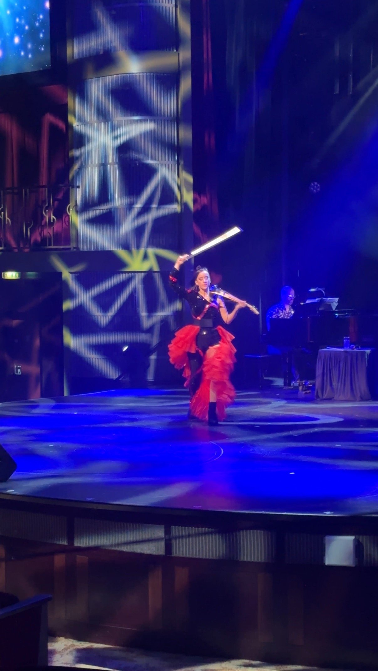 violinista actuando en teatro internacional