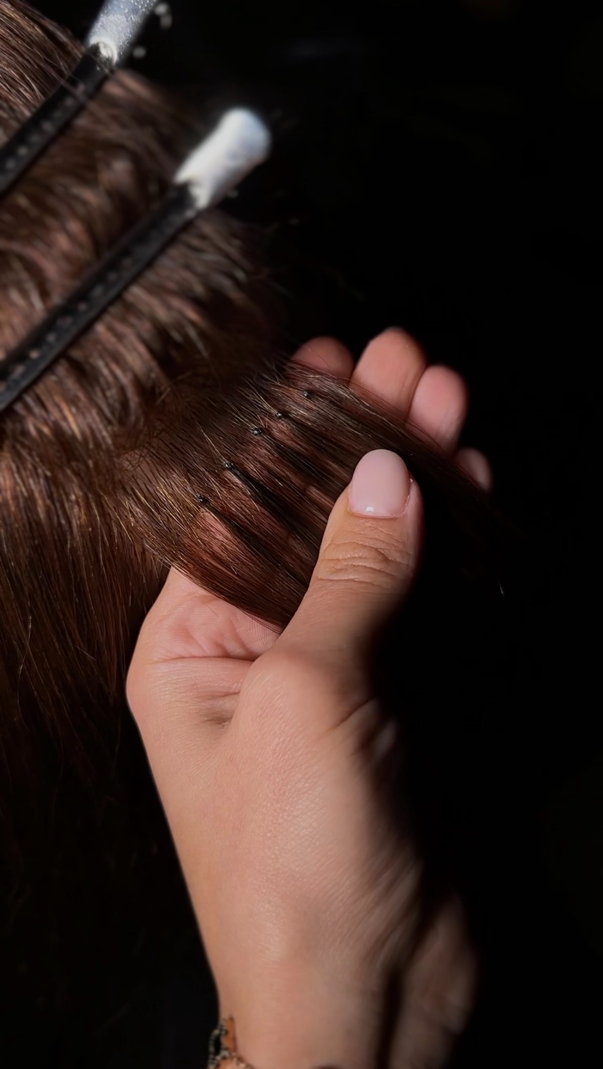 Przedłużanie włosów metodą na keratynowa