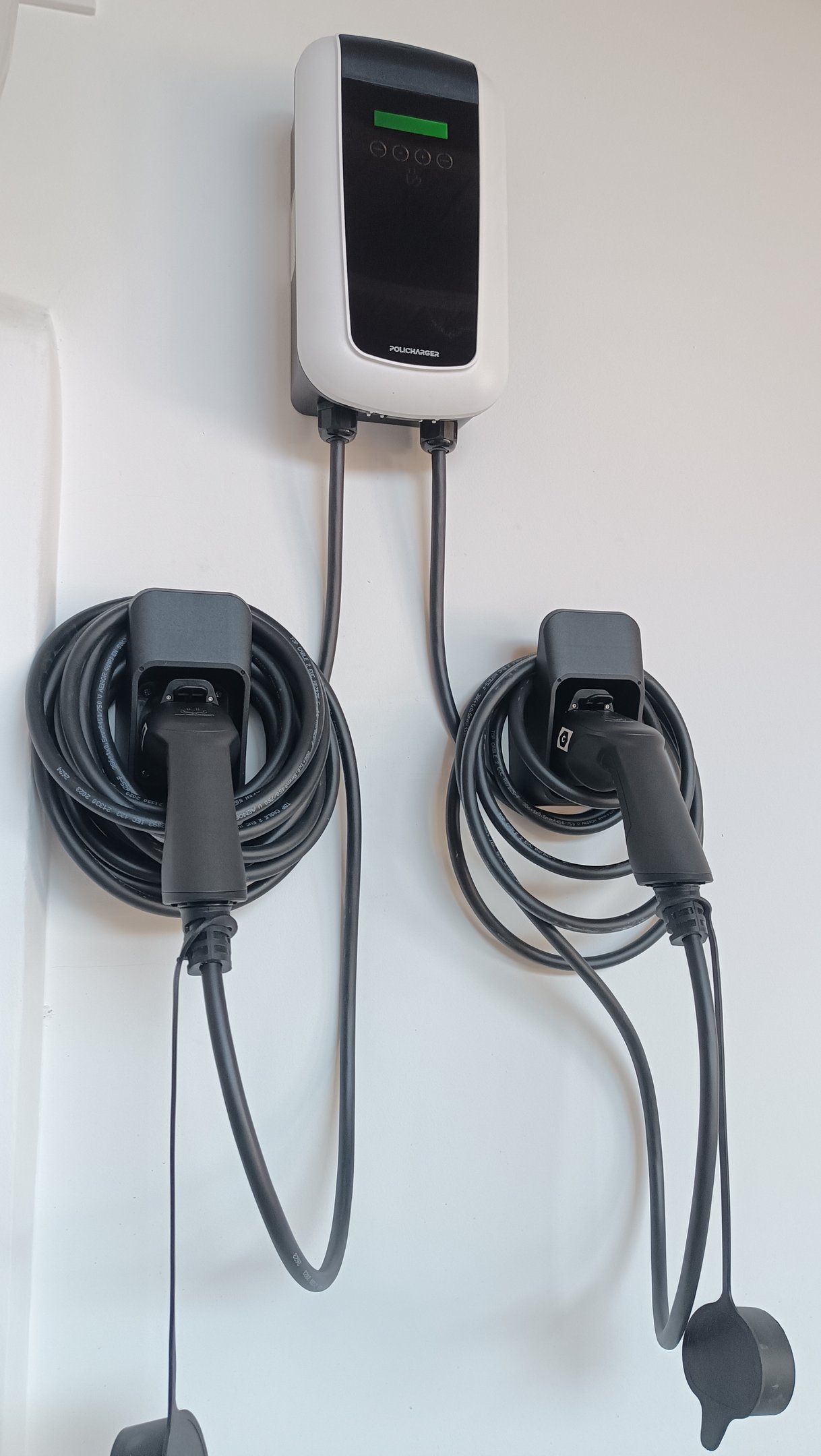 Cargador de pared con doble maguera Policharger on