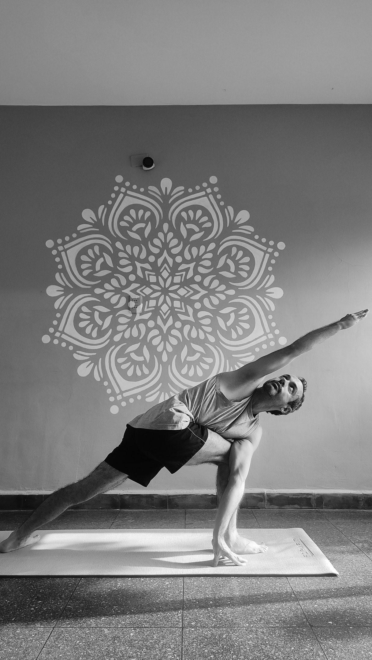maykol-parivrtta-parsvakonasana