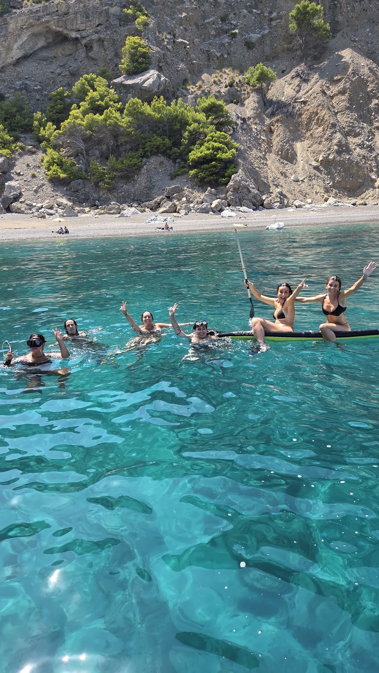 Groupe de jeunes femmes dans l'eau sur une plage de Mallorque.