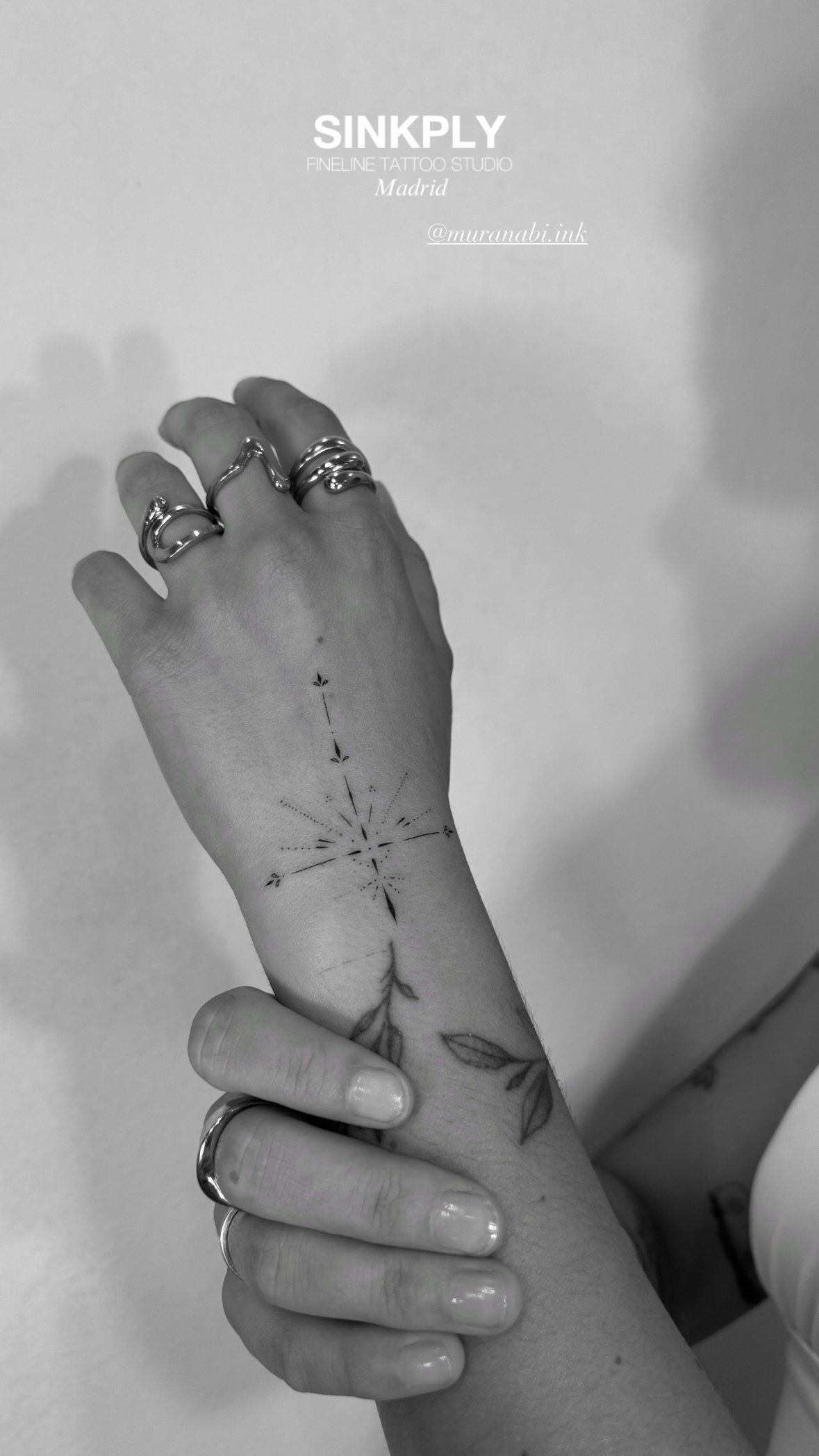 Tatuaje fineline estrella polar en mano y muñeca realizado en Madrid madrid