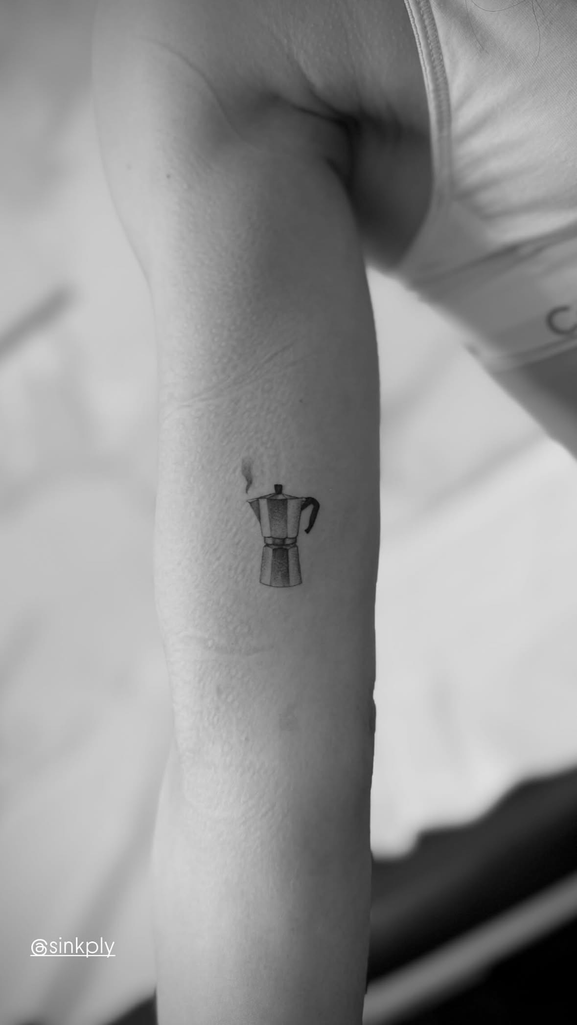 Tatuaje microrealismo en Madrid de cafetera italiana moka con detalle realista