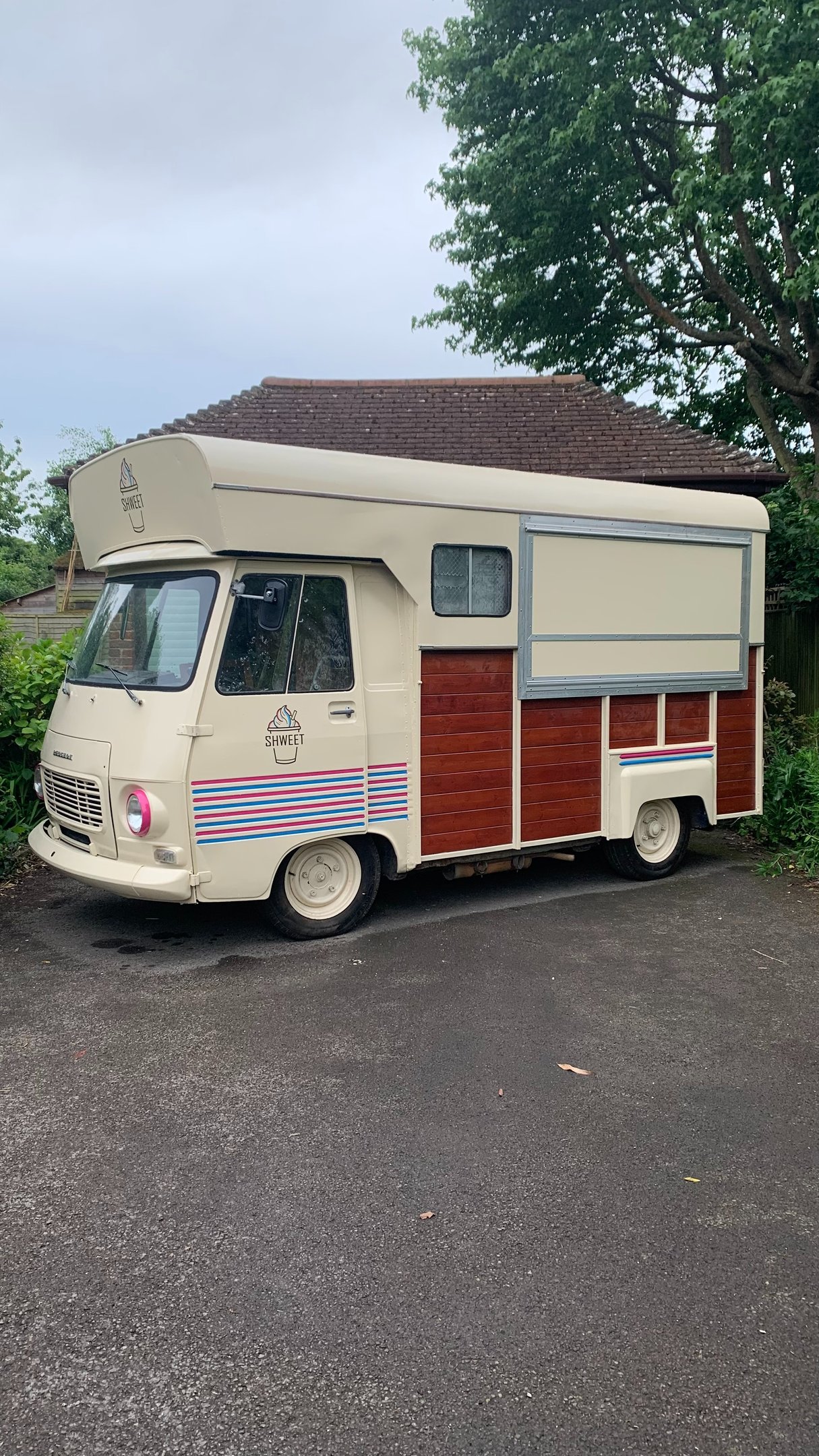 SHWEET Van, available for private hire or events. Gelato, Waffles, Drinks, Cakes and Snow Cones