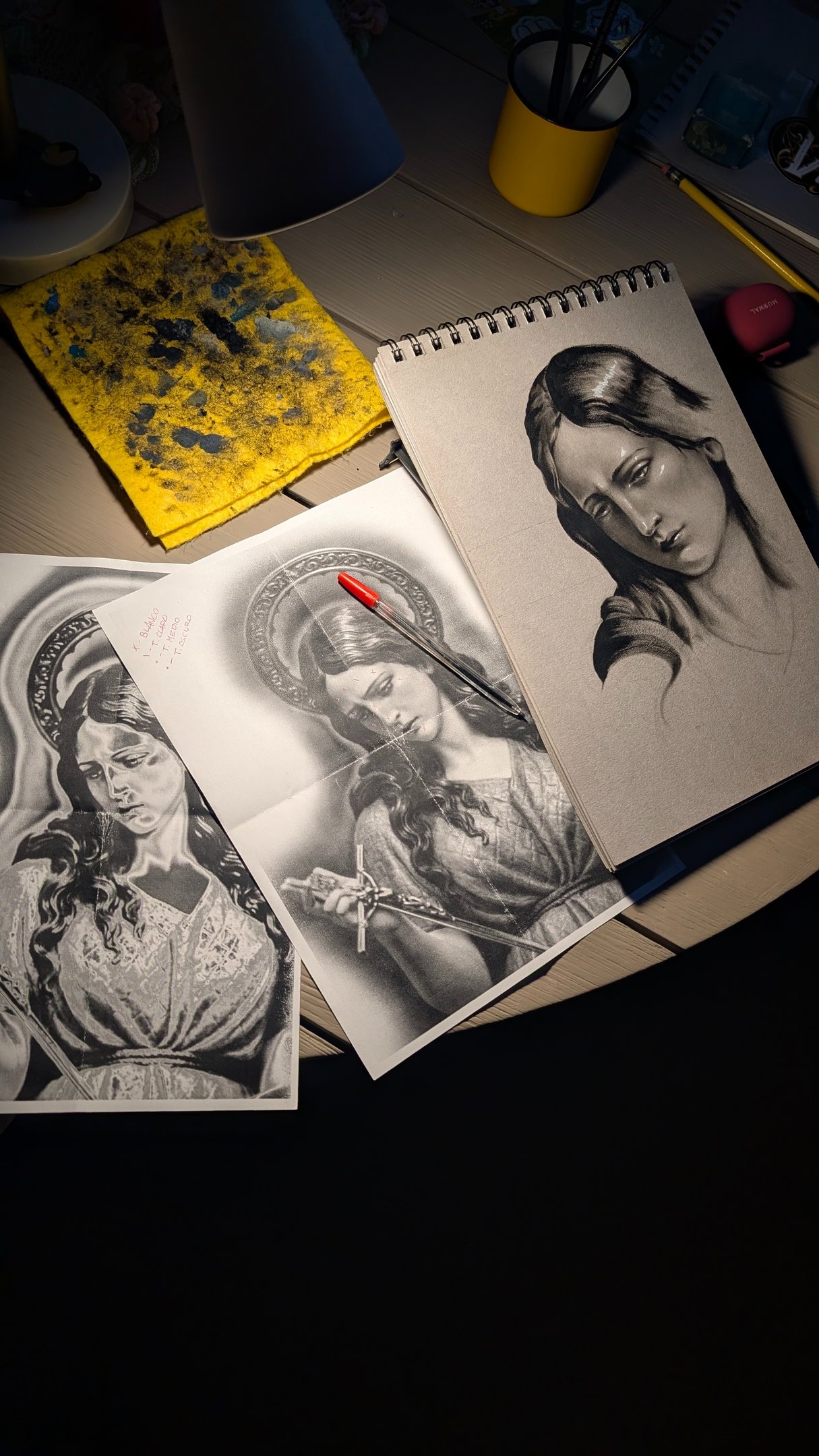 Proceso de diseño a mano para tatuaje personalizado en negro, con bocetos y referencias de elperrolatinta en Ribadesella
