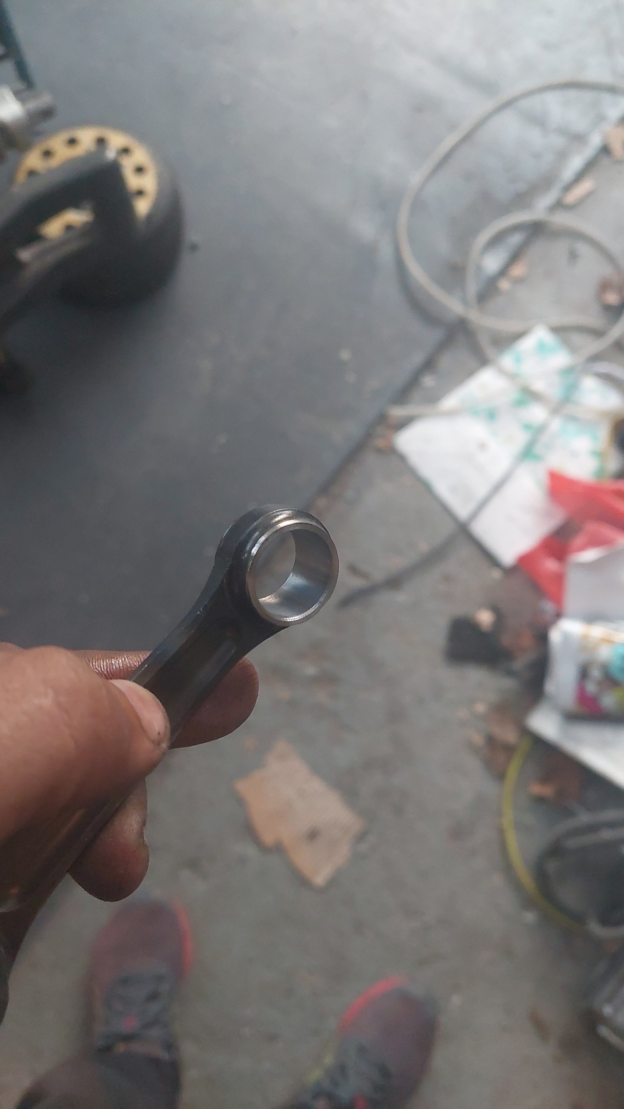 Obrada i brušenje male pesnice na klipnjači