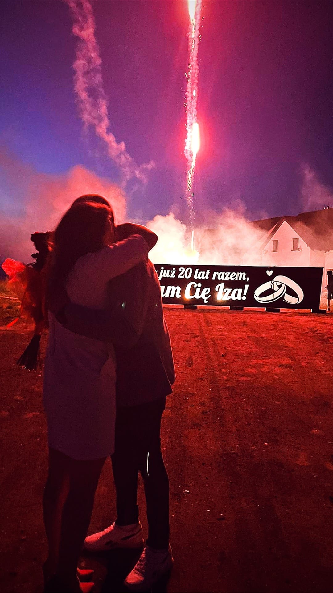 pomysl na prezent na rocznice ślubu fajerwerki z napisem kocham cie