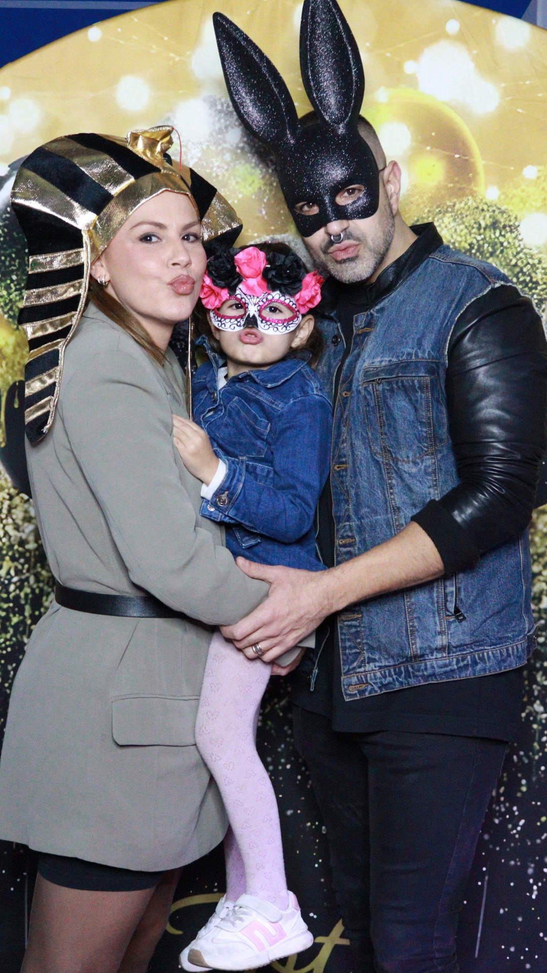 Fotomatón para cumpleaños en Barcelona con familias disfrutando y fotos ilimitadas