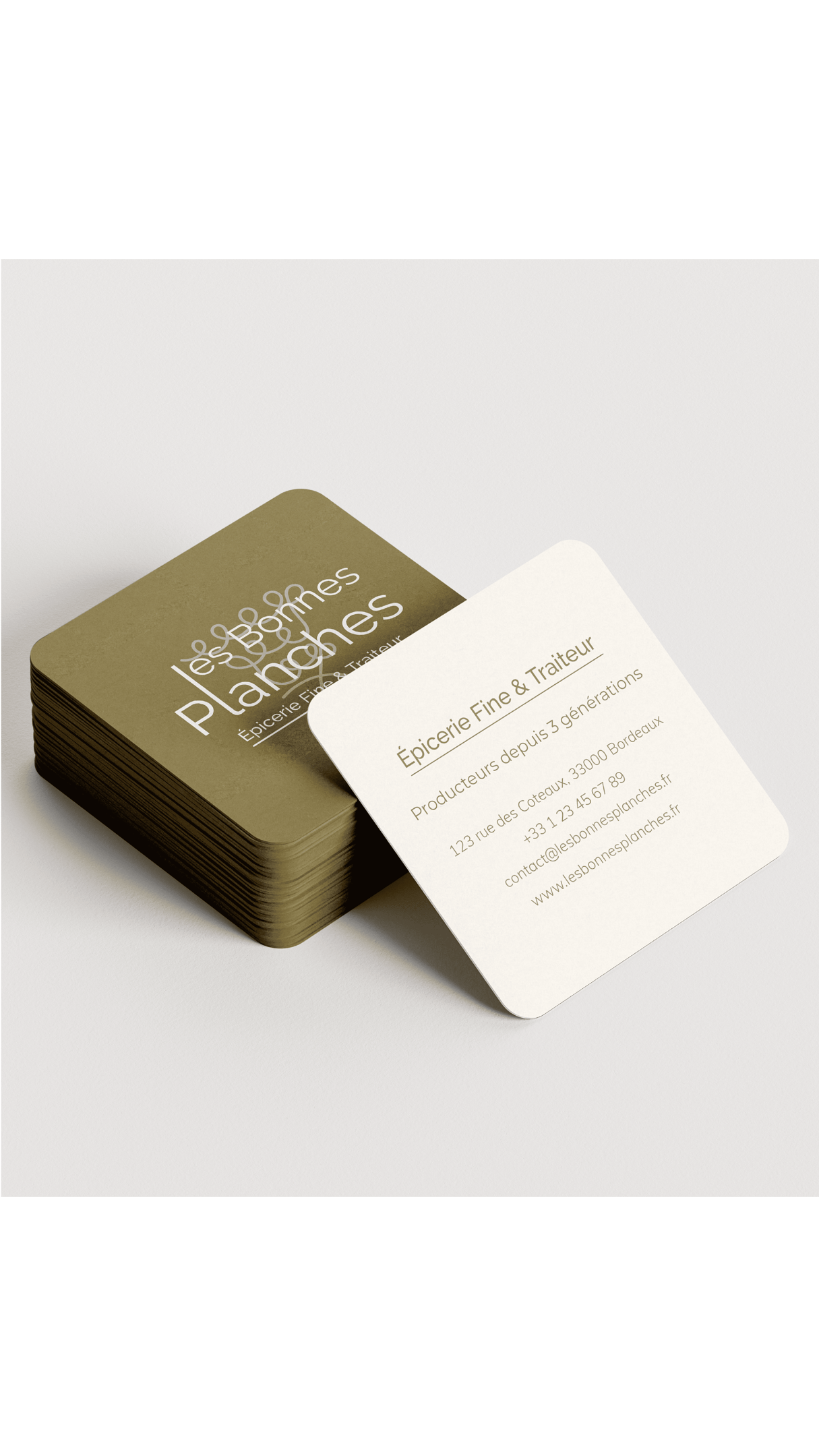 Carte de visite carrée aux angles arrondis : mise en page épurée du logo et des coordonnées