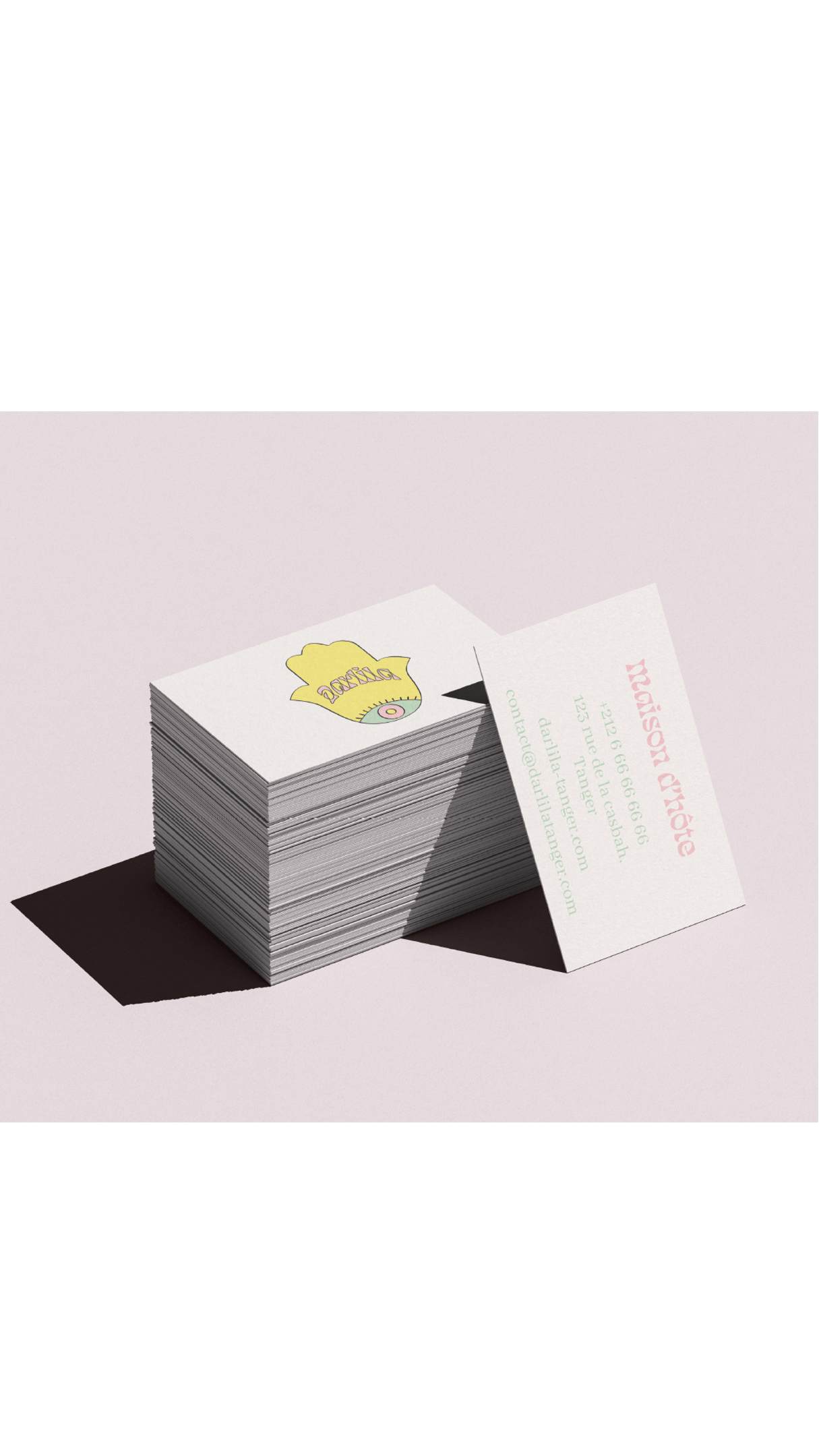 Carte de visite minimaliste intégrant le logo Darlila et les informations de contact.